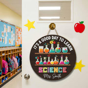 Personalized Science Teacher Door Sign – Round Classroom Lab Decor with Beakers & Flowers – Custom STEM Gift for Educators, Teachers