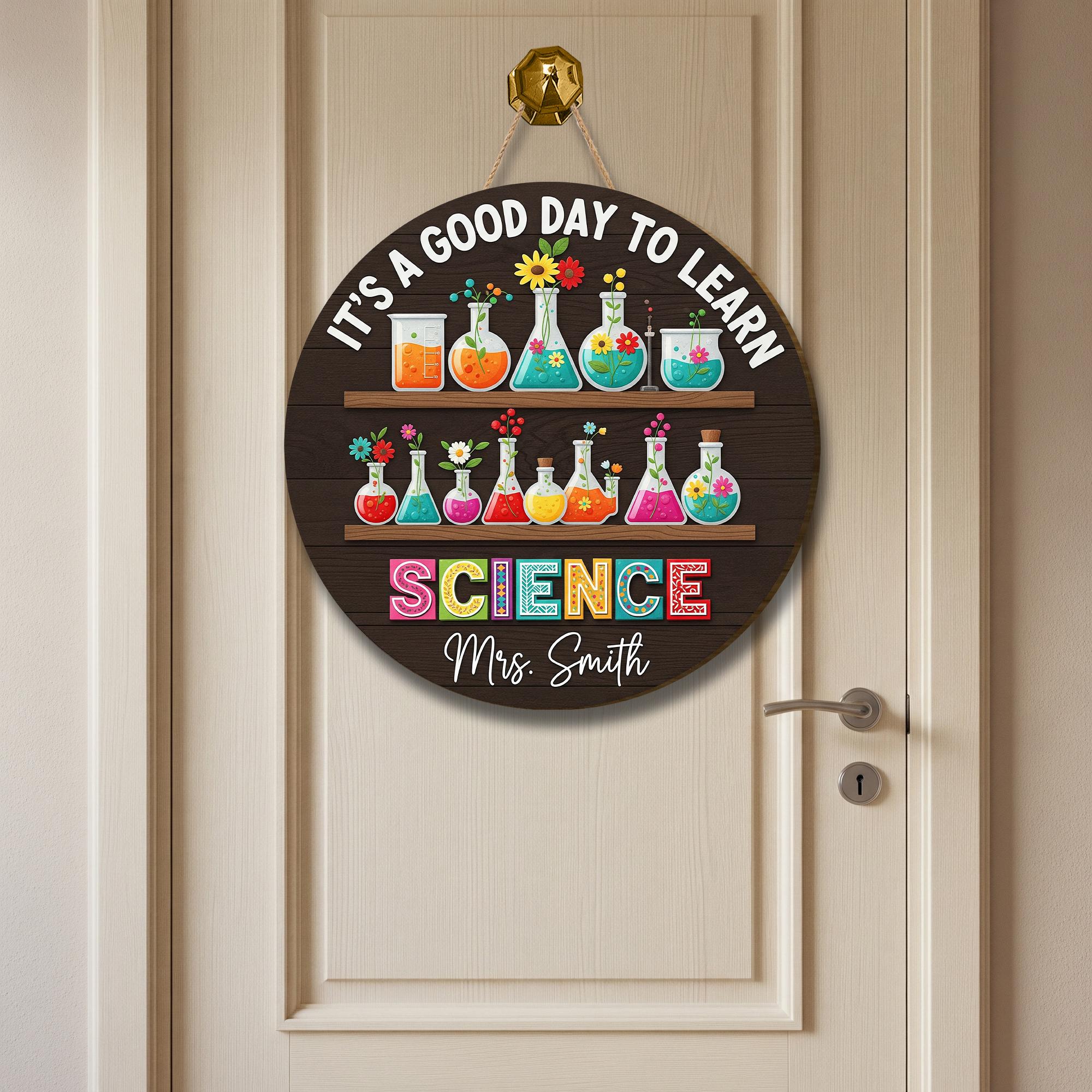 Personalized Science Teacher Door Sign – Round Classroom Lab Decor with Beakers & Flowers – Custom STEM Gift for Educators, Teachers