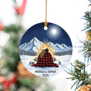 Personalized Couple Christmas Ornament – Custom Campfire Mountain Scene with Names & Year, Romantic Holiday Gift 2025