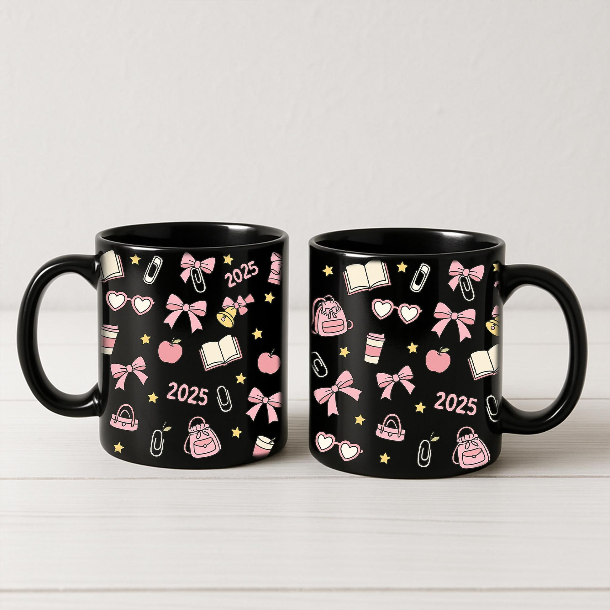 Teacher Mug 2025 – Cute Black Coffee Cup with Books, Bows, and School Icons, Back to School Gift for Teachers and Educators