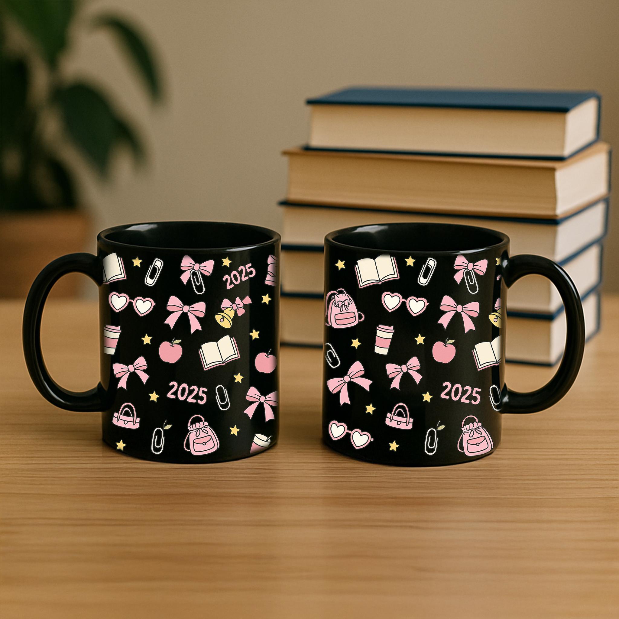 Teacher Mug 2025 – Cute Black Coffee Cup with Books, Bows, and School Icons, Back to School Gift for Teachers and Educators