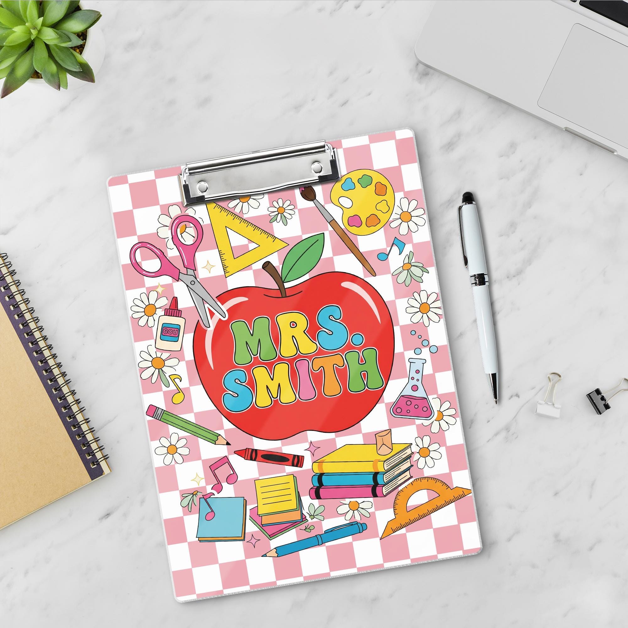 Personalized Teacher Clipboard with Apple and School Supplies – Cute Retro Style Custom Name Gift for Classroom or Teacher Appreciation