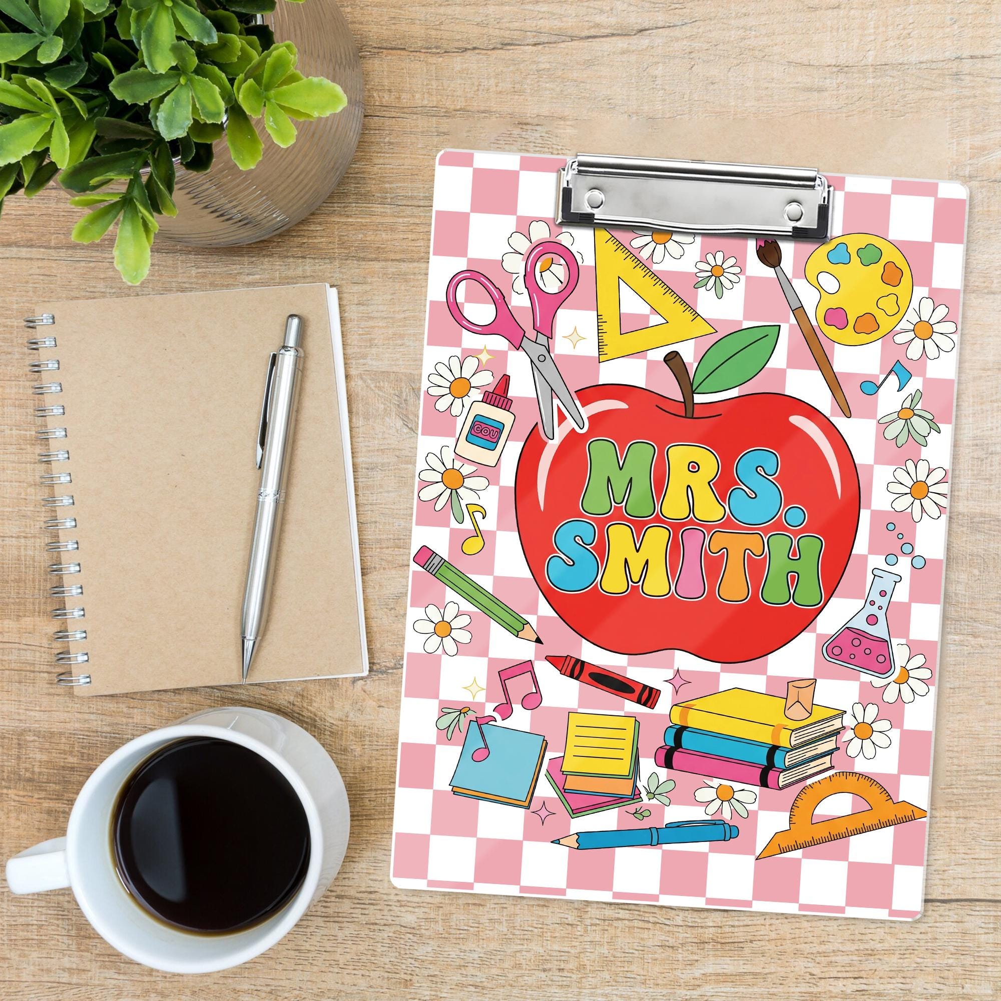 Personalized Teacher Clipboard with Apple and School Supplies – Cute Retro Style Custom Name Gift for Classroom or Teacher Appreciation