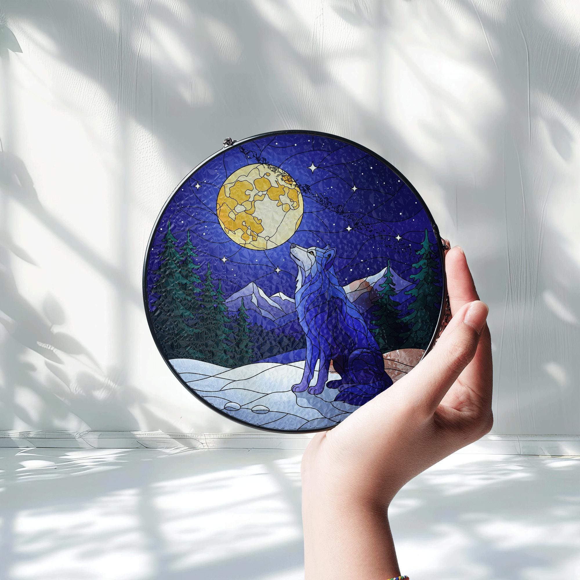 Howling Wolf Glass Suncatcher – Moonlit Forest Stained Glass Window Decor – Wilderness Animal Art Gift for Nature & Wolf Lovers