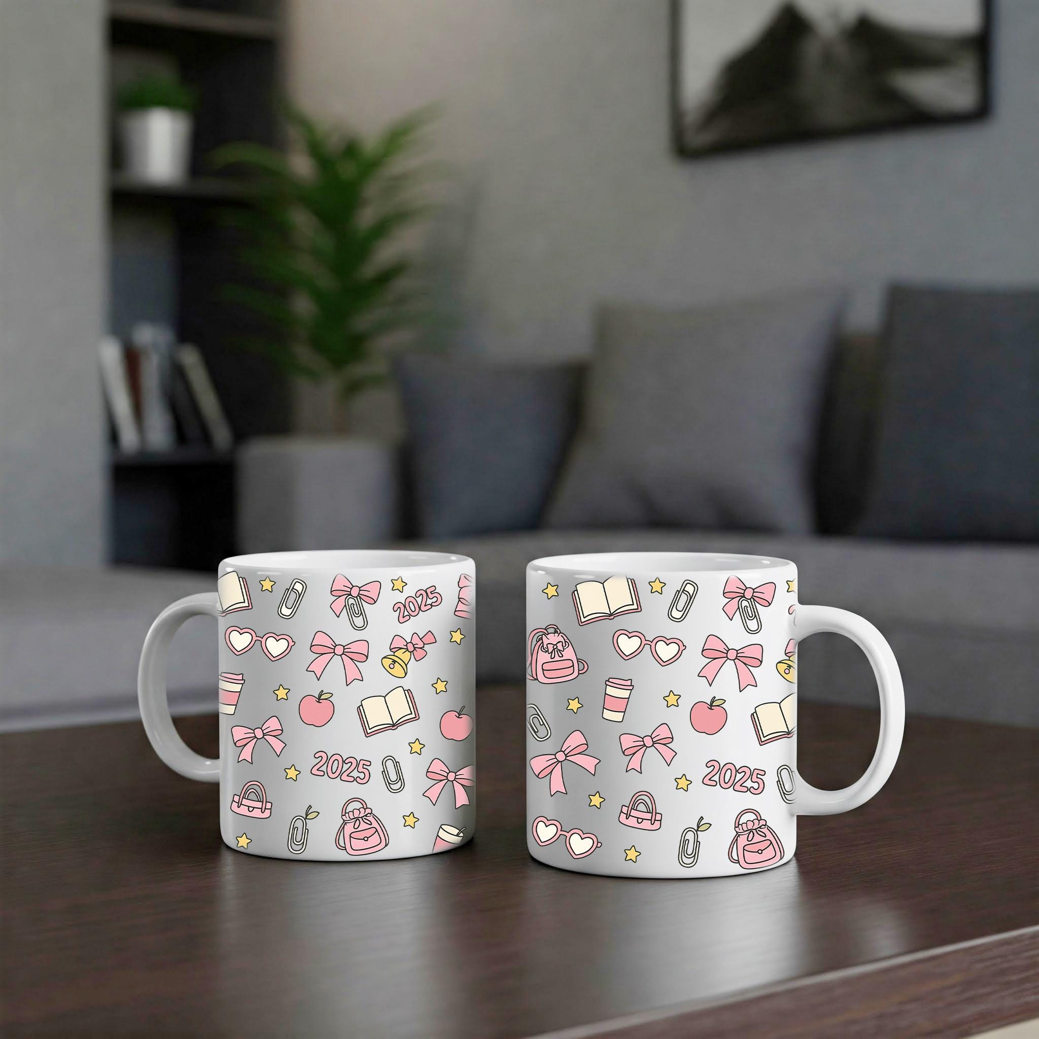 Teacher Mug 2025 – Cute Black Coffee Cup with Books, Bows, and School Icons, Back to School Gift for Teachers and Educators