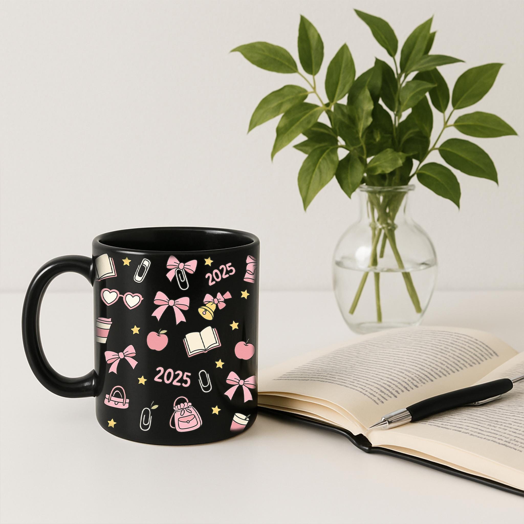 Teacher Mug 2025 – Cute Black Coffee Cup with Books, Bows, and School Icons, Back to School Gift for Teachers and Educators