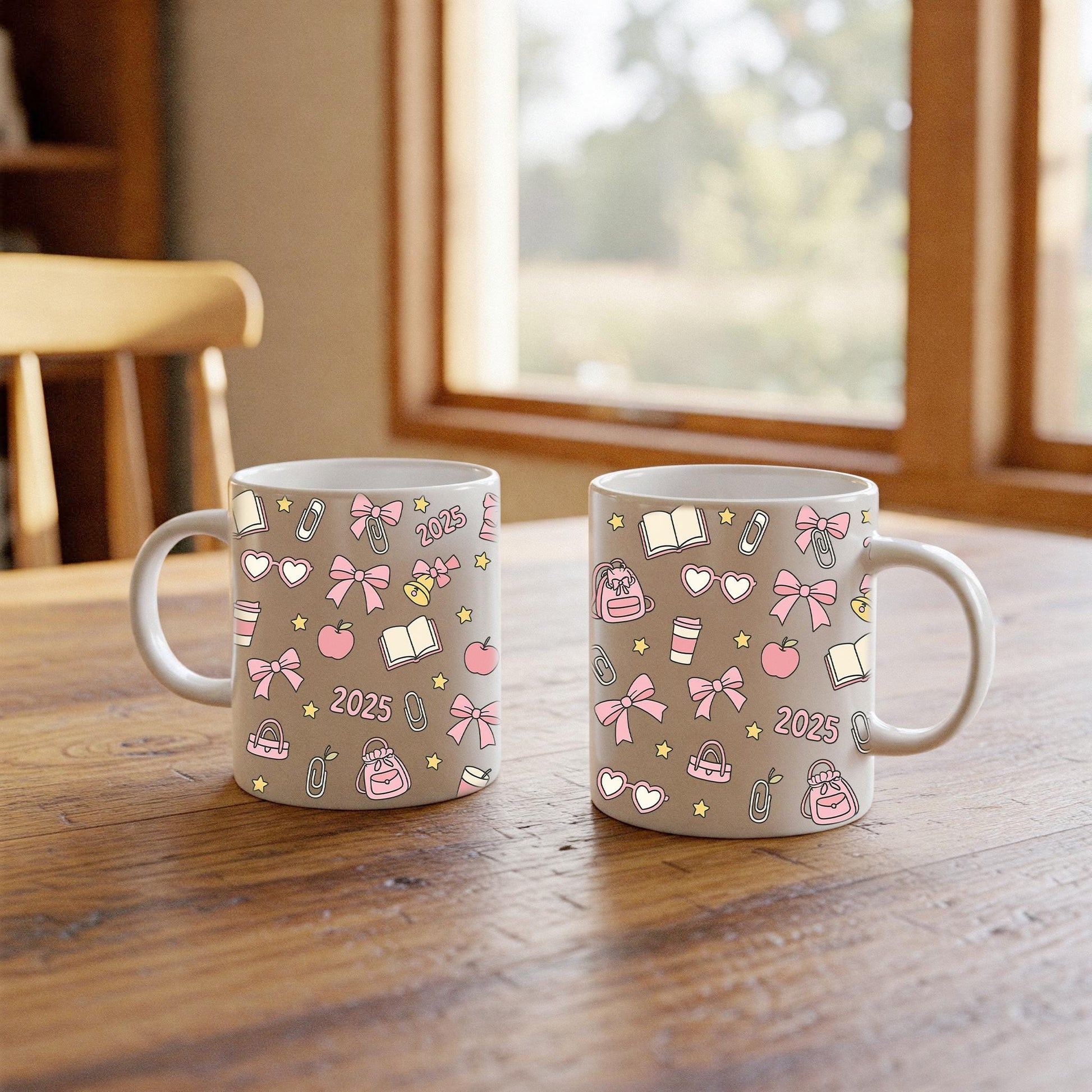 Teacher Mug 2025 – Cute Black Coffee Cup with Books, Bows, and School Icons, Back to School Gift for Teachers and Educators