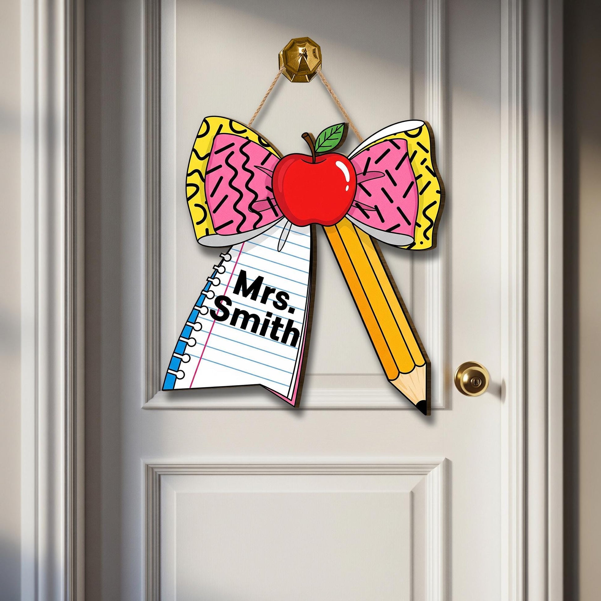 Personalized Teacher Bow Door Sign with Apple, Pencil & Notebook – Fun Custom Classroom Name Plaque for Back to School Decor