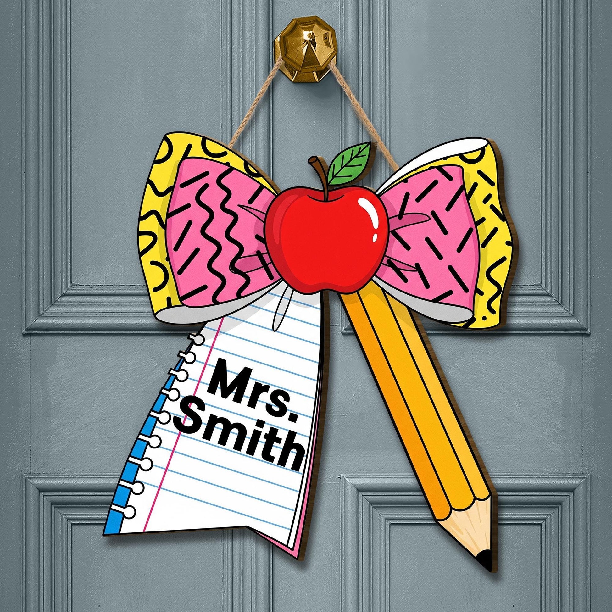 Personalized Teacher Bow Door Sign with Apple, Pencil & Notebook – Fun Custom Classroom Name Plaque for Back to School Decor