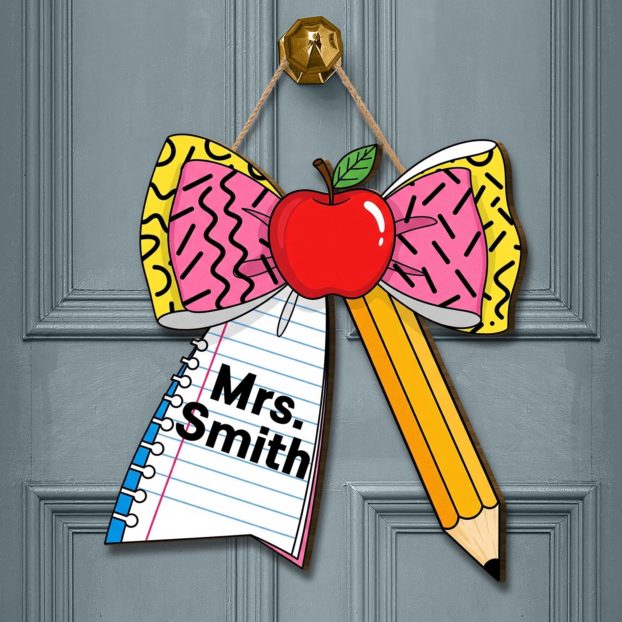 Personalized Teacher Bow Door Sign with Apple, Pencil & Notebook – Fun Custom Classroom Name Plaque for Back to School Decor