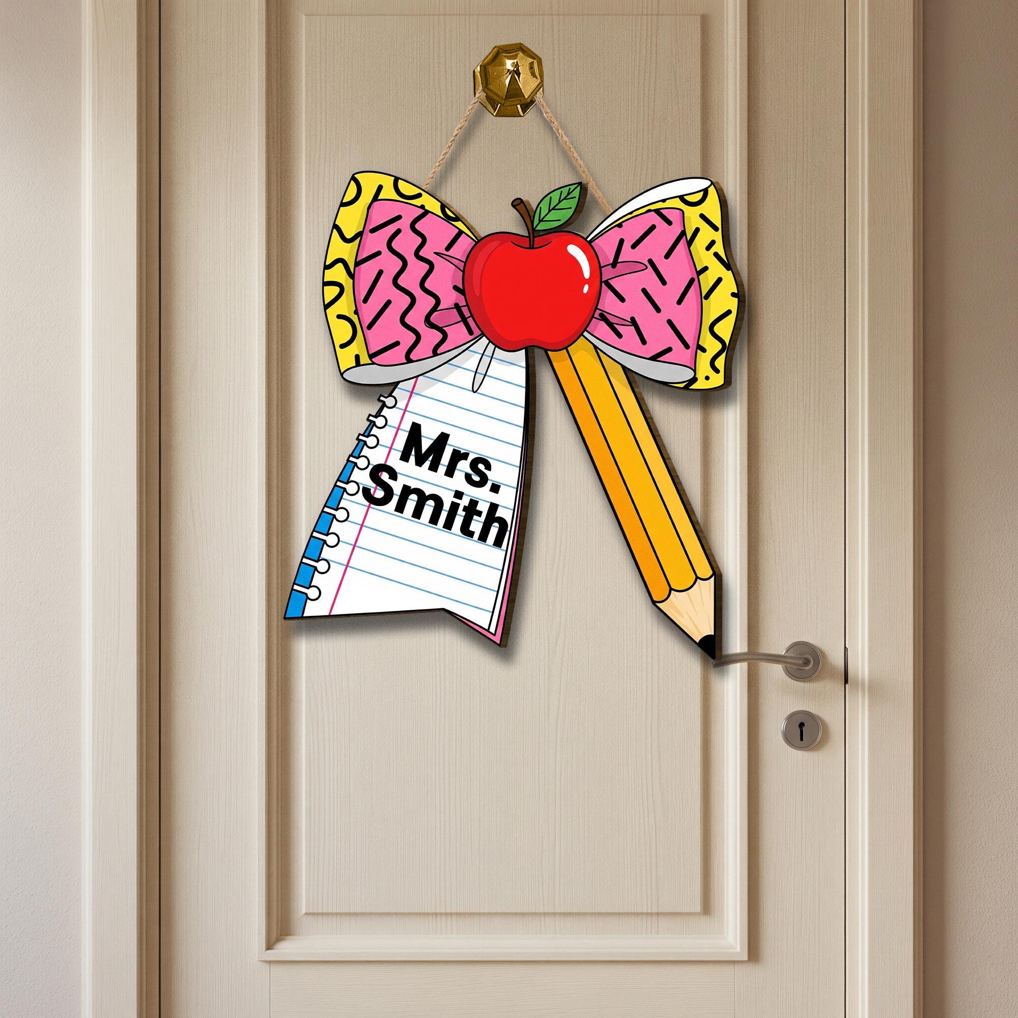 Personalized Teacher Bow Door Sign with Apple, Pencil & Notebook – Fun Custom Classroom Name Plaque for Back to School Decor