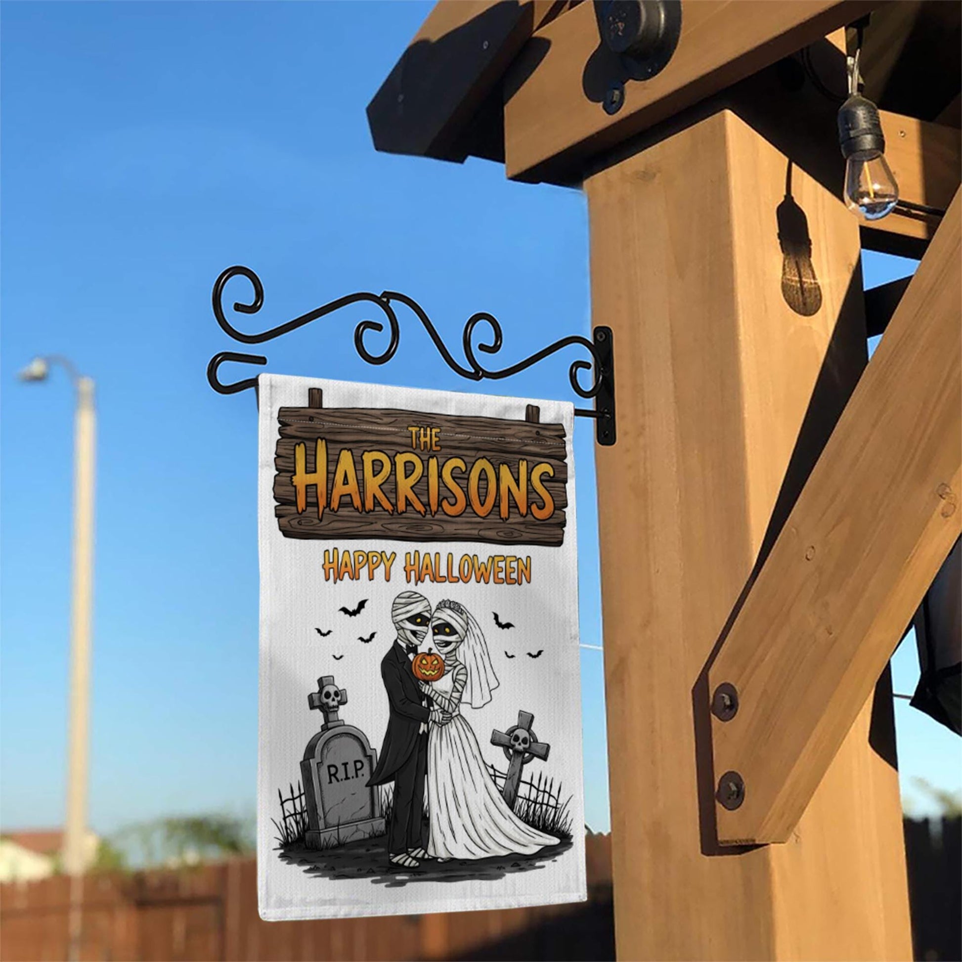 Custom Mummy Couple Halloween Garden Flag – Personalized Name Yard Decor, Spooky Wedding Gift, Funny Fall Outdoor Decoration