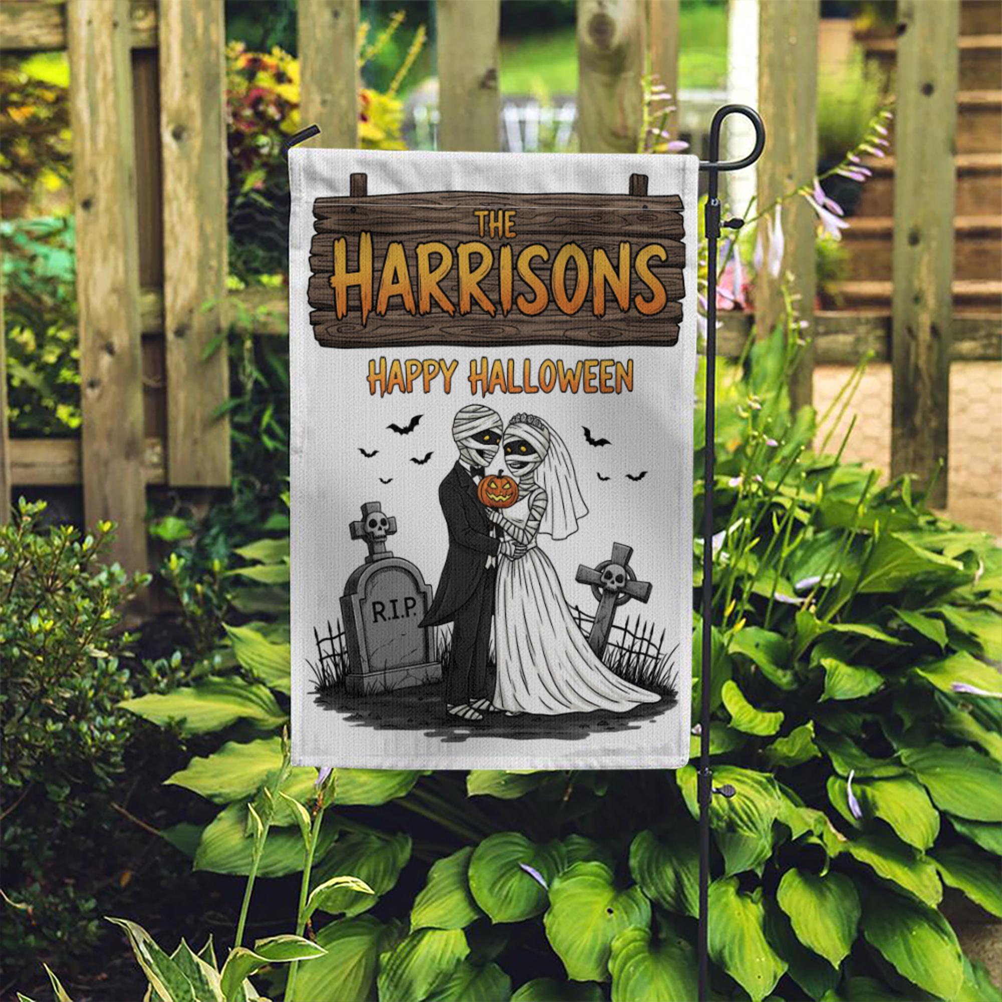 Custom Mummy Couple Halloween Garden Flag – Personalized Name Yard Decor, Spooky Wedding Gift, Funny Fall Outdoor Decoration