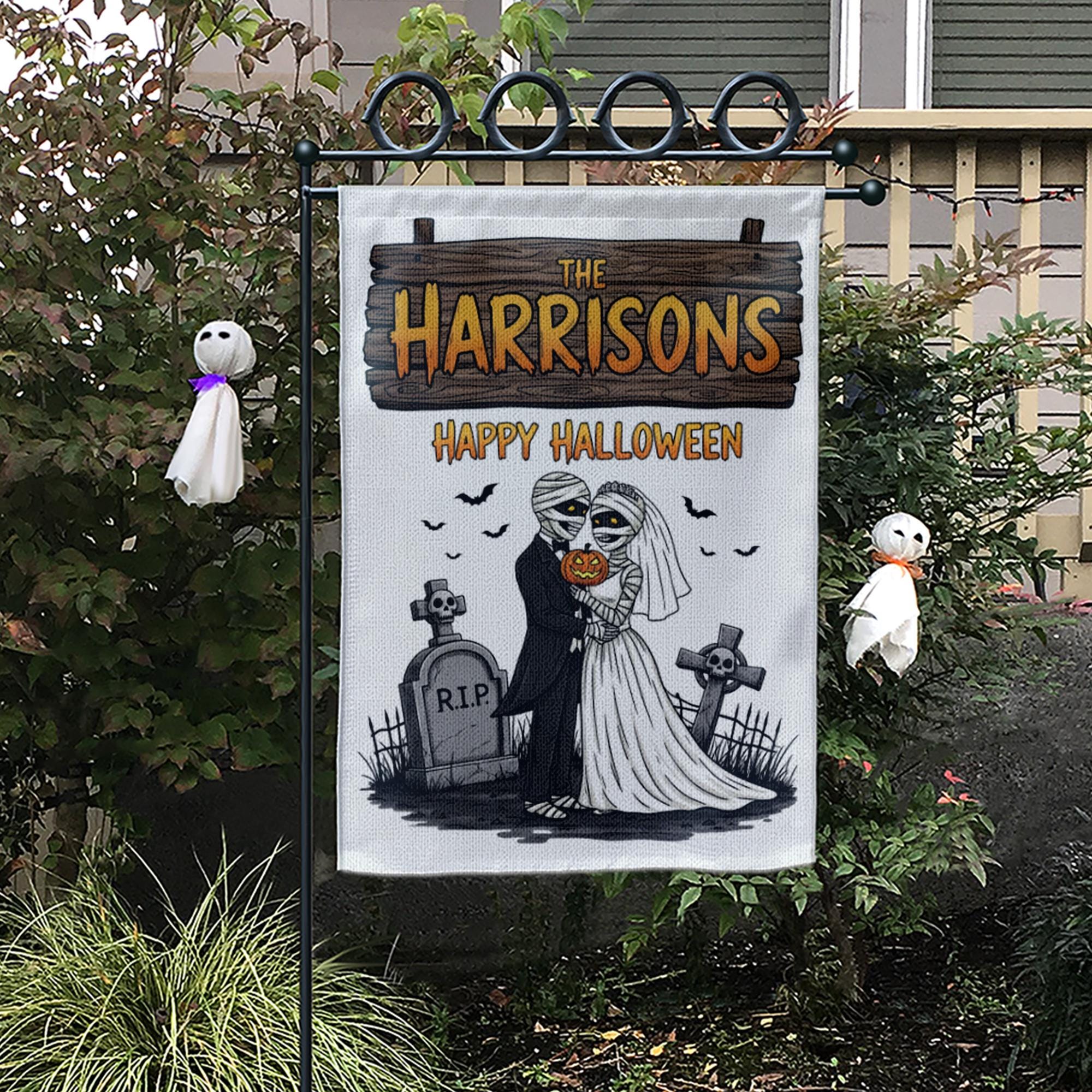 Custom Mummy Couple Halloween Garden Flag – Personalized Name Yard Decor, Spooky Wedding Gift, Funny Fall Outdoor Decoration