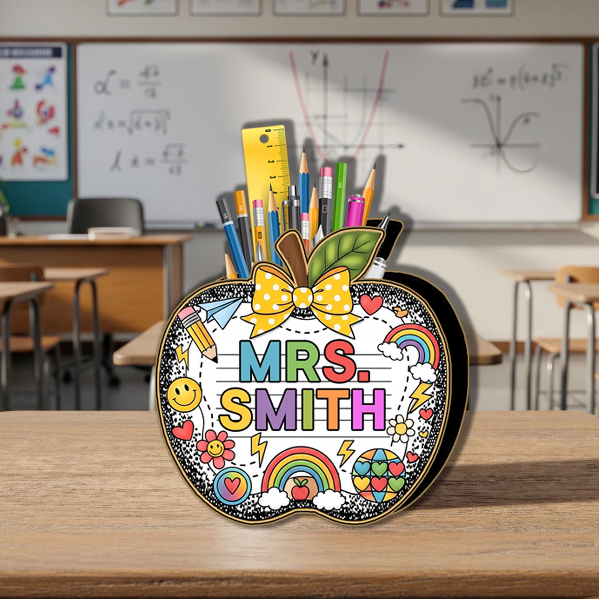 Personalized Teacher Pencil Holder Apple Desk Organizer – Colorful Name Classroom Decor Gift for Back to School or Teacher Appreciation
