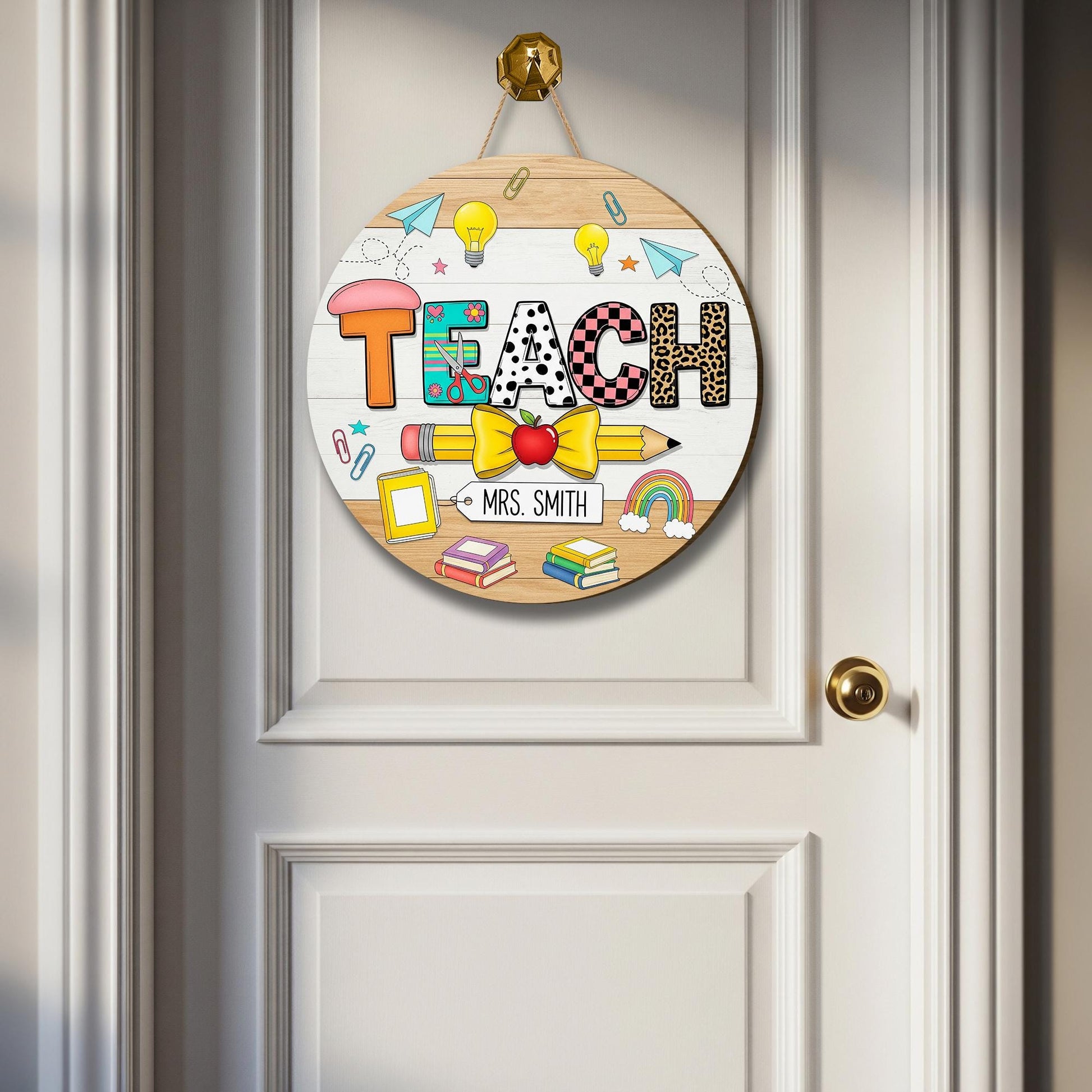 Personalized TEACH Door Sign – Cute Teacher Classroom Decor with Name, Pencil, Books & Lightbulbs – Back to School Gift Idea, Class Decor