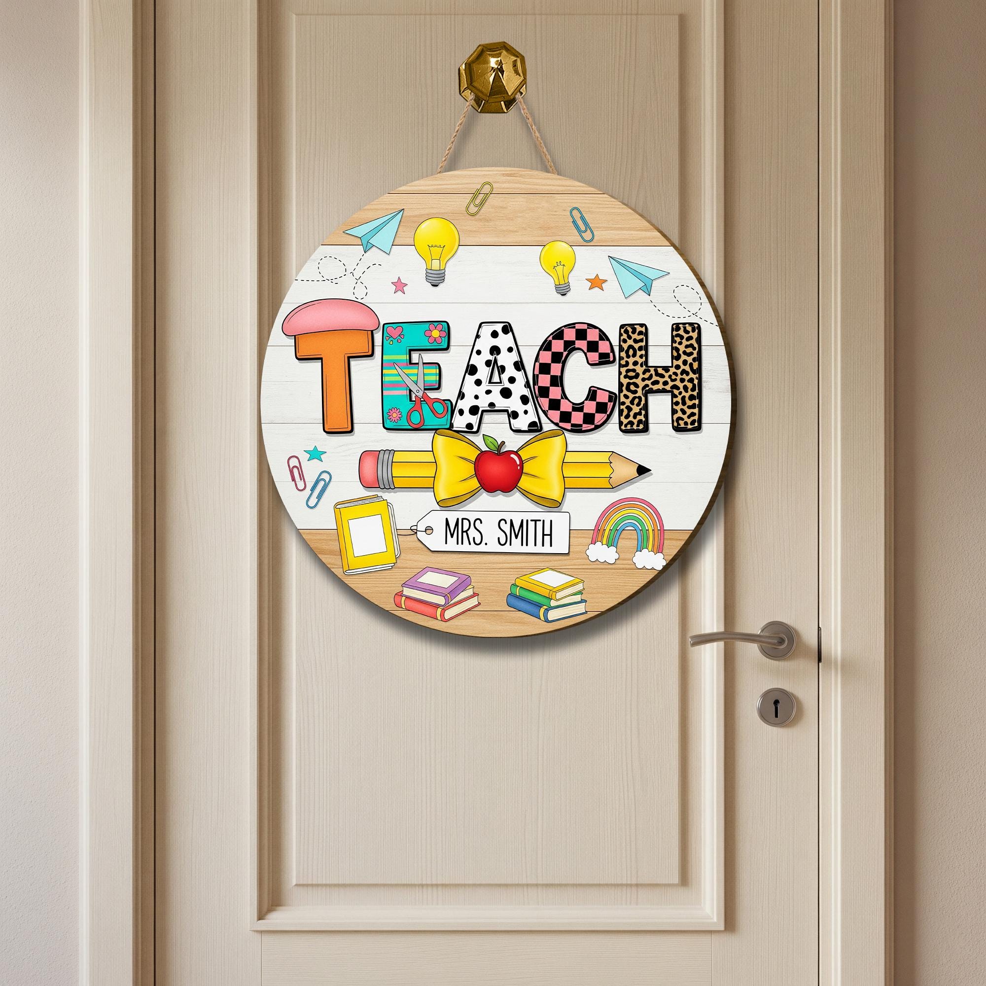 Personalized TEACH Door Sign – Cute Teacher Classroom Decor with Name, Pencil, Books & Lightbulbs – Back to School Gift Idea, Class Decor