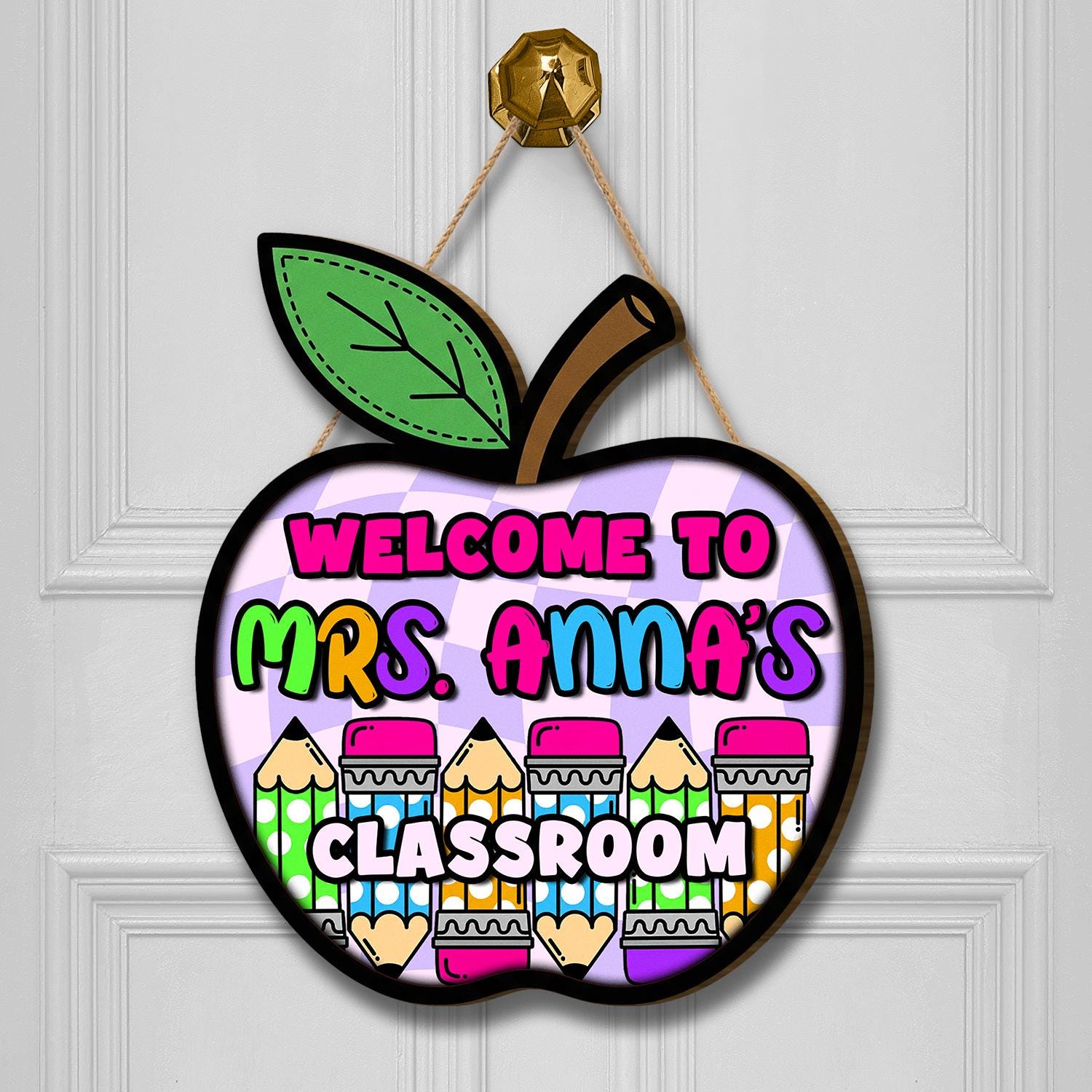 Custom Teacher Welcome Classroom Sign – Personalized Apple Door Hanger with Colorful Pencils, Back to School Teacher Decor, Classroom Decor