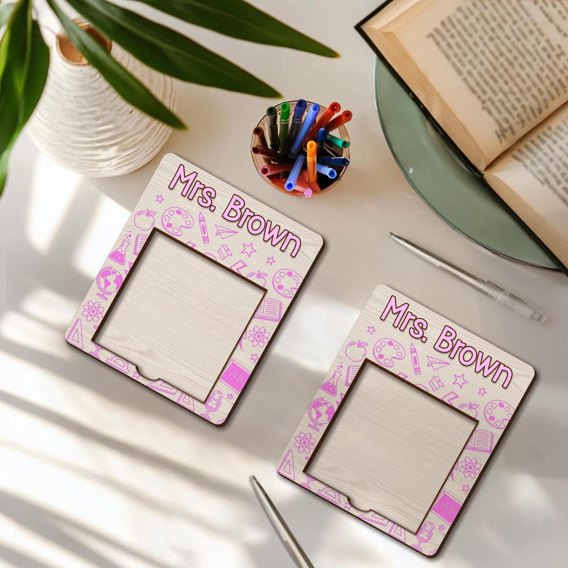 Personalized Teacher Sticky Note Holder Magnet – Custom Name School Icon Design – Classroom To-Do List Organizer for Teachers, Educators