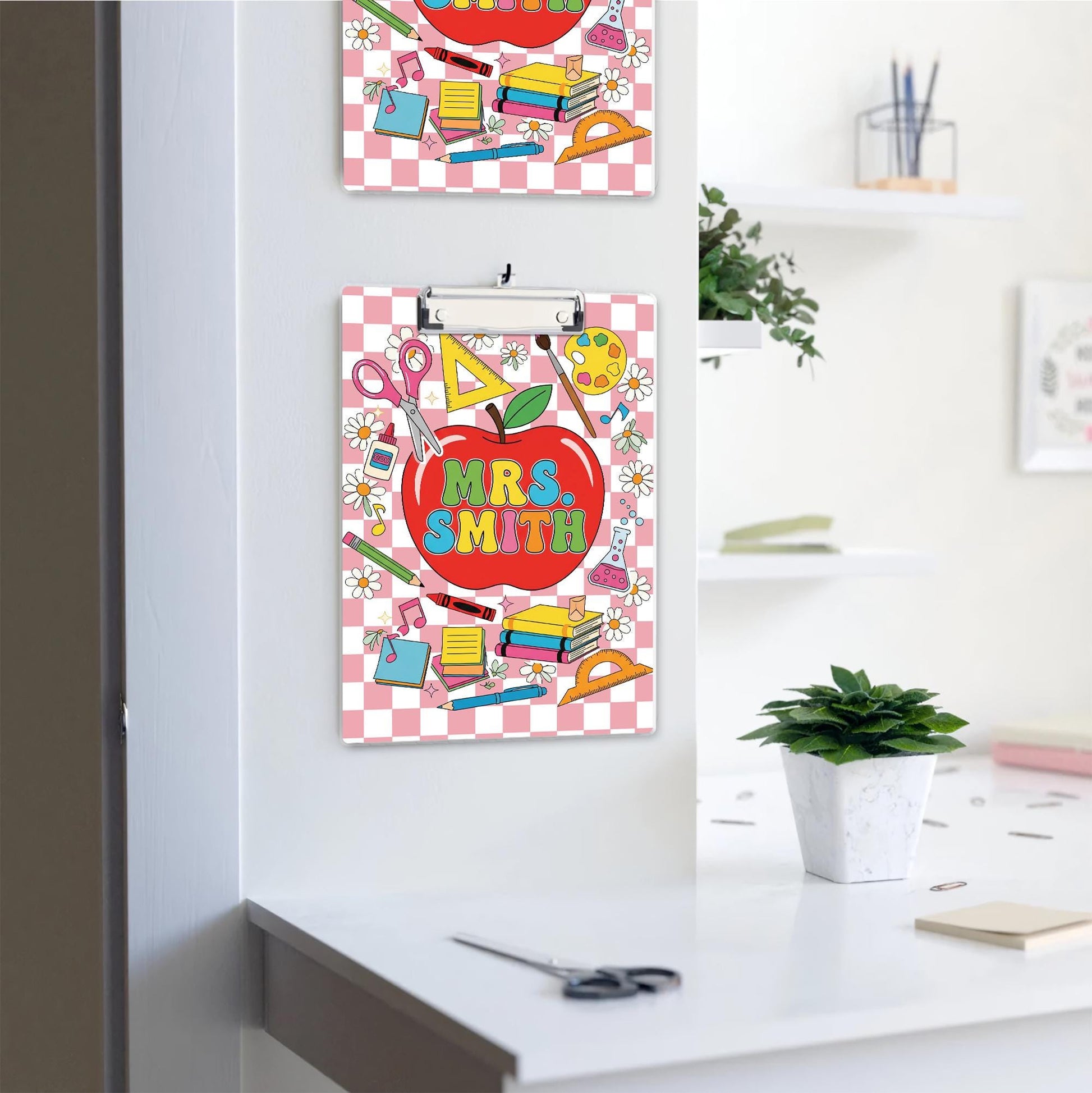 Personalized Teacher Clipboard with Apple and School Supplies – Cute Retro Style Custom Name Gift for Classroom or Teacher Appreciation