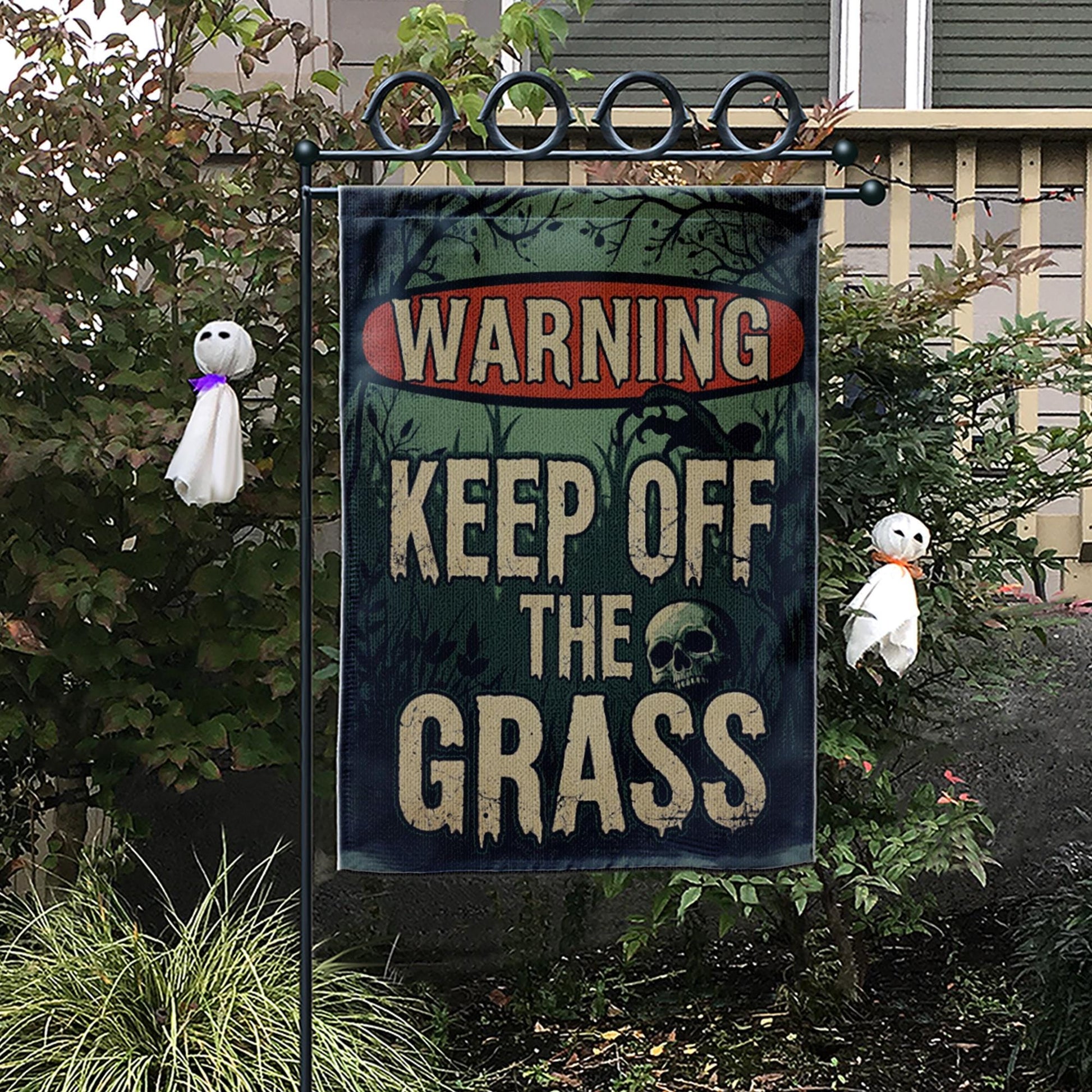 Warning Keep Off the Grass Halloween Garden Flag – Funny Spooky Yard Sign, Outdoor Lawn Decor, Creepy Fall Decoration with Skull