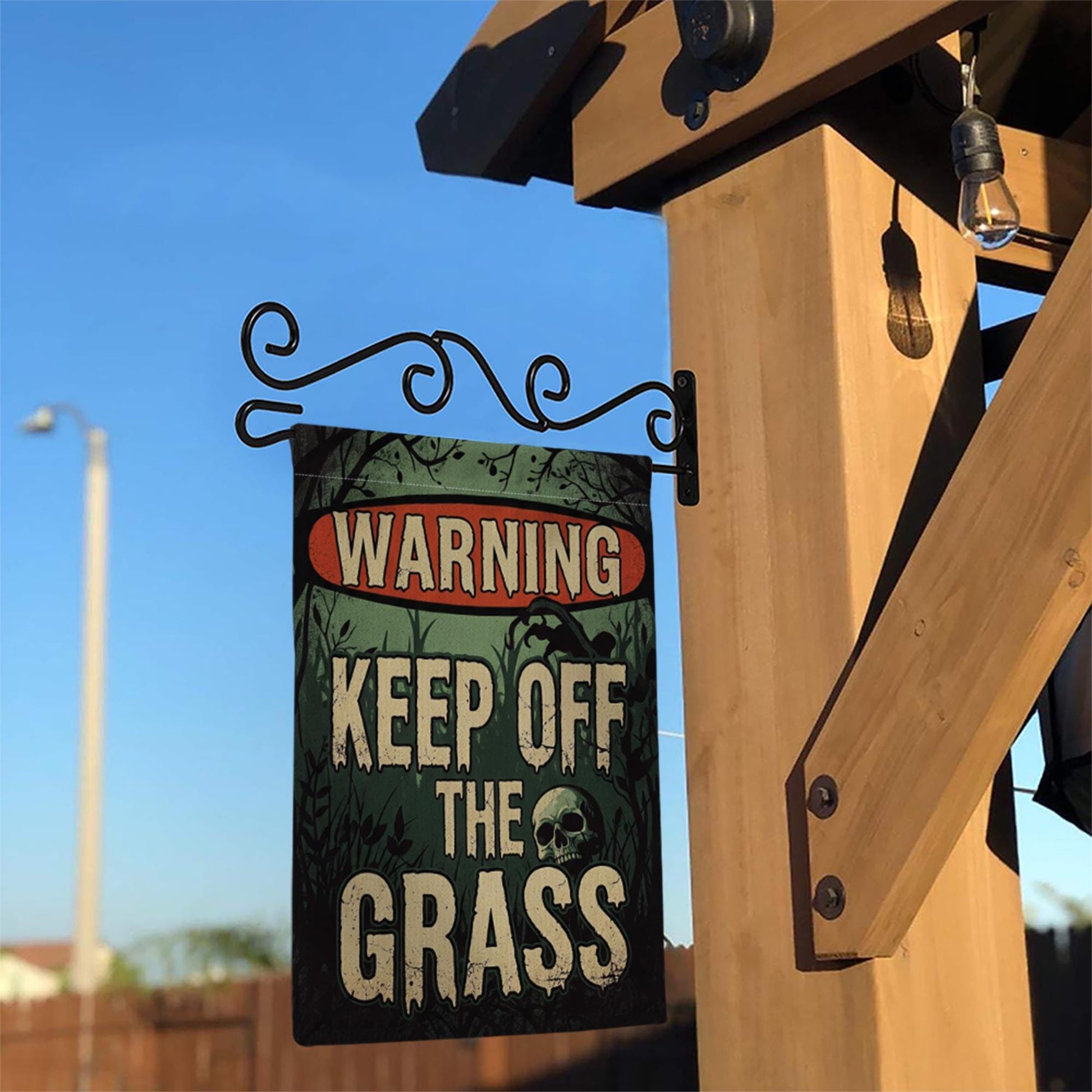 Warning Keep Off the Grass Halloween Garden Flag – Funny Spooky Yard Sign, Outdoor Lawn Decor, Creepy Fall Decoration with Skull