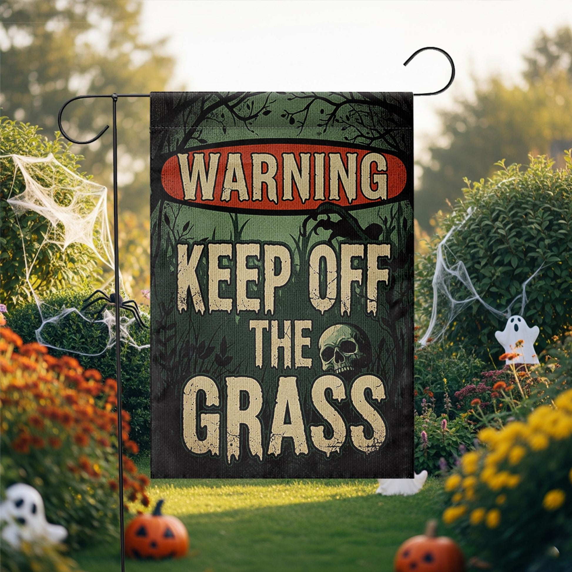Warning Keep Off the Grass Halloween Garden Flag – Funny Spooky Yard Sign, Outdoor Lawn Decor, Creepy Fall Decoration with Skull