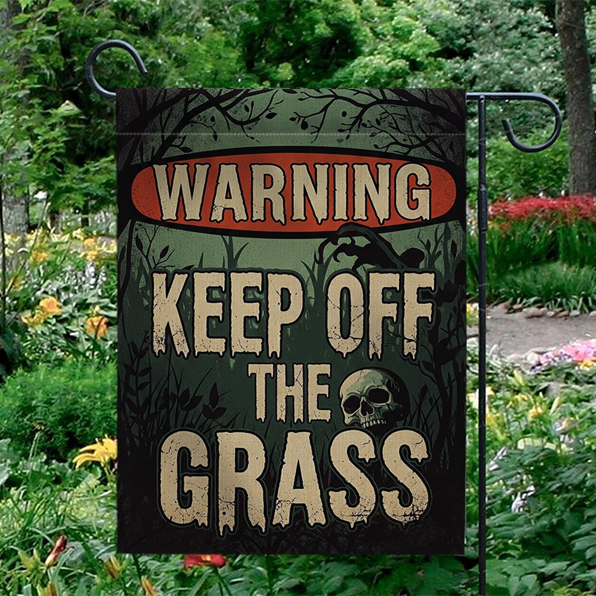 Warning Keep Off the Grass Halloween Garden Flag – Funny Spooky Yard Sign, Outdoor Lawn Decor, Creepy Fall Decoration with Skull