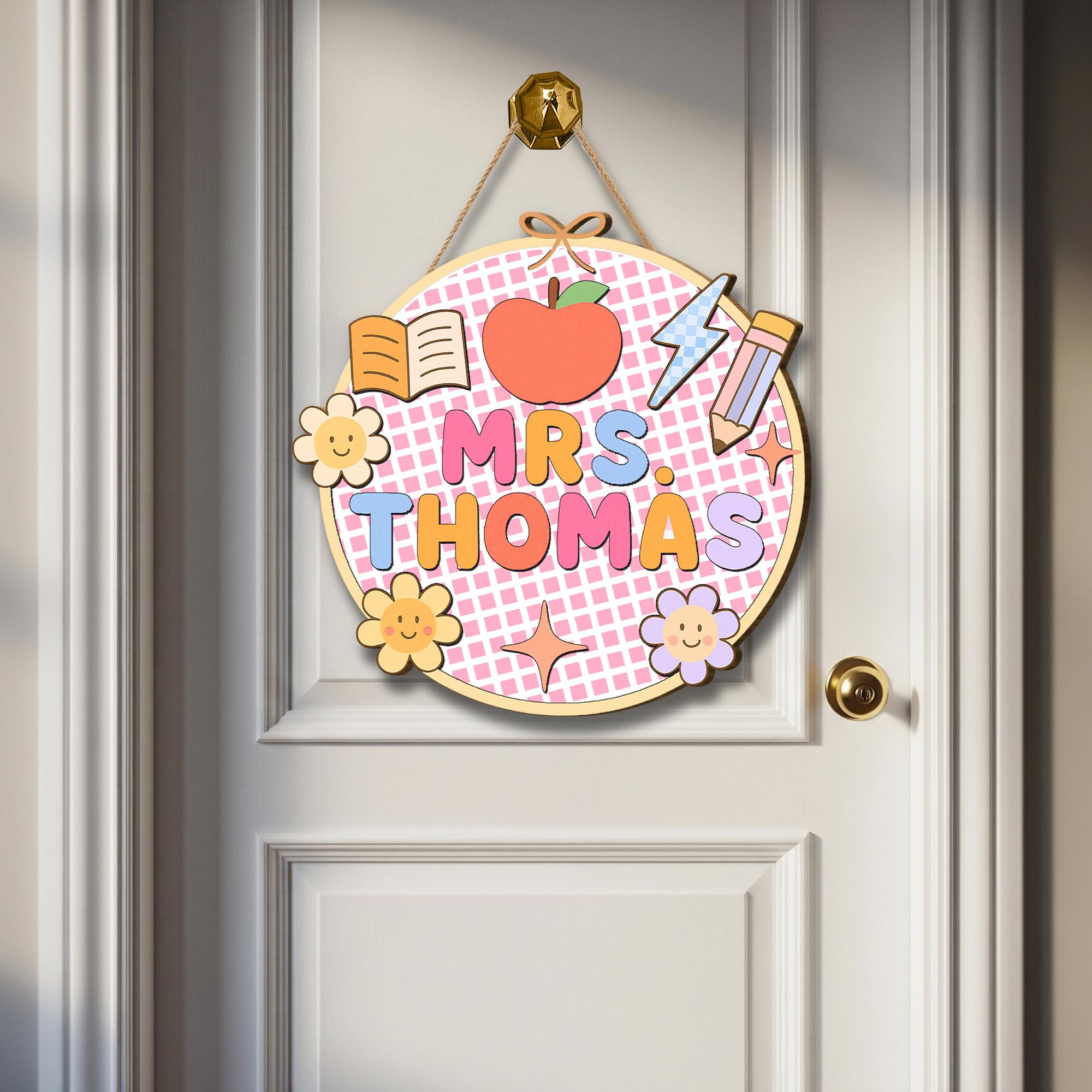 Personalized Teacher Door Sign, Cute Round Classroom Decor with Flowers, Apple, Pencil, Back to School Gift, Teacher Door Sign, School Decor
