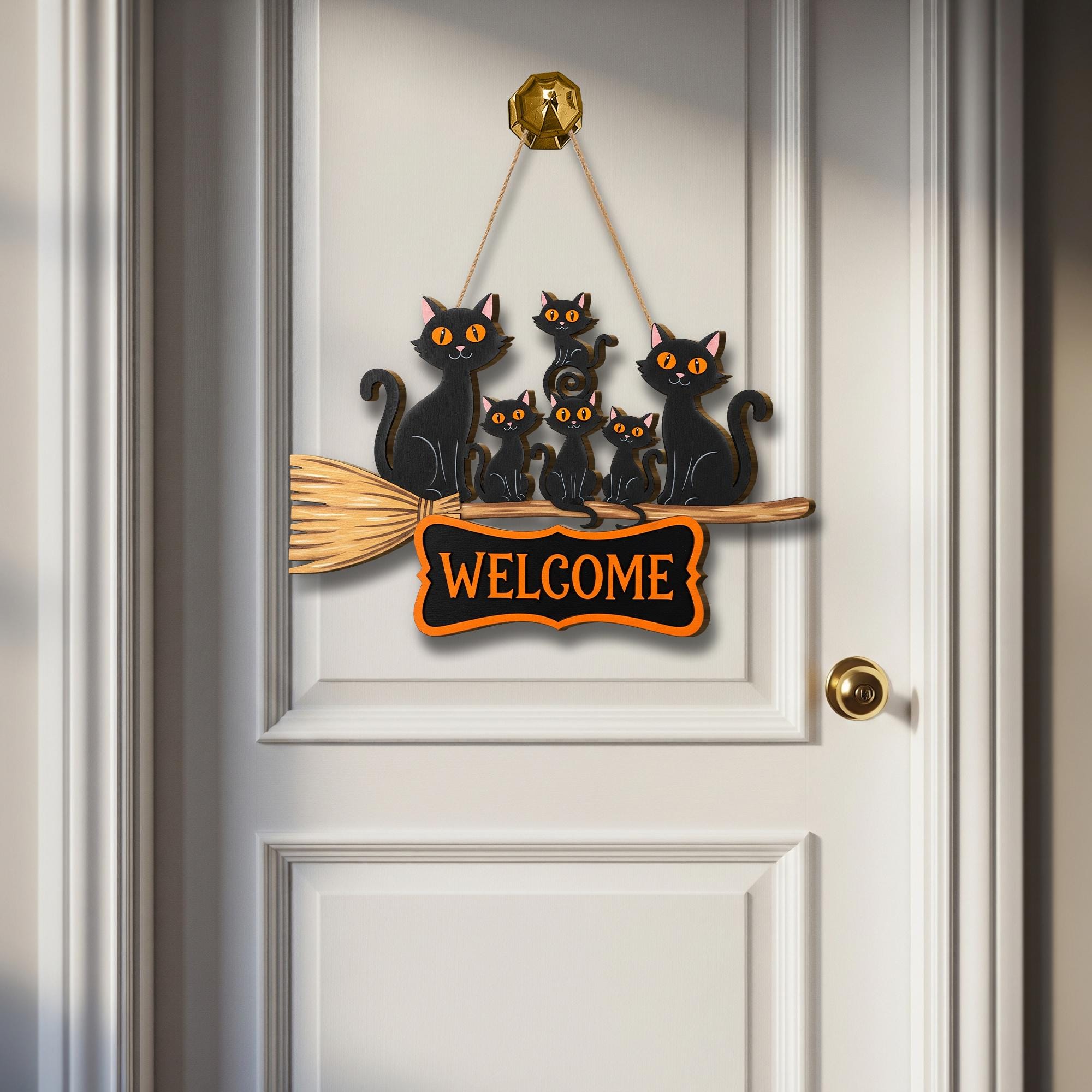 Black Cat Welcome Door Hanger – Halloween Broom Sign, Cute Cat Family Wall Decor, Spooky Fall Porch Decoration, Witchy Home Ornament