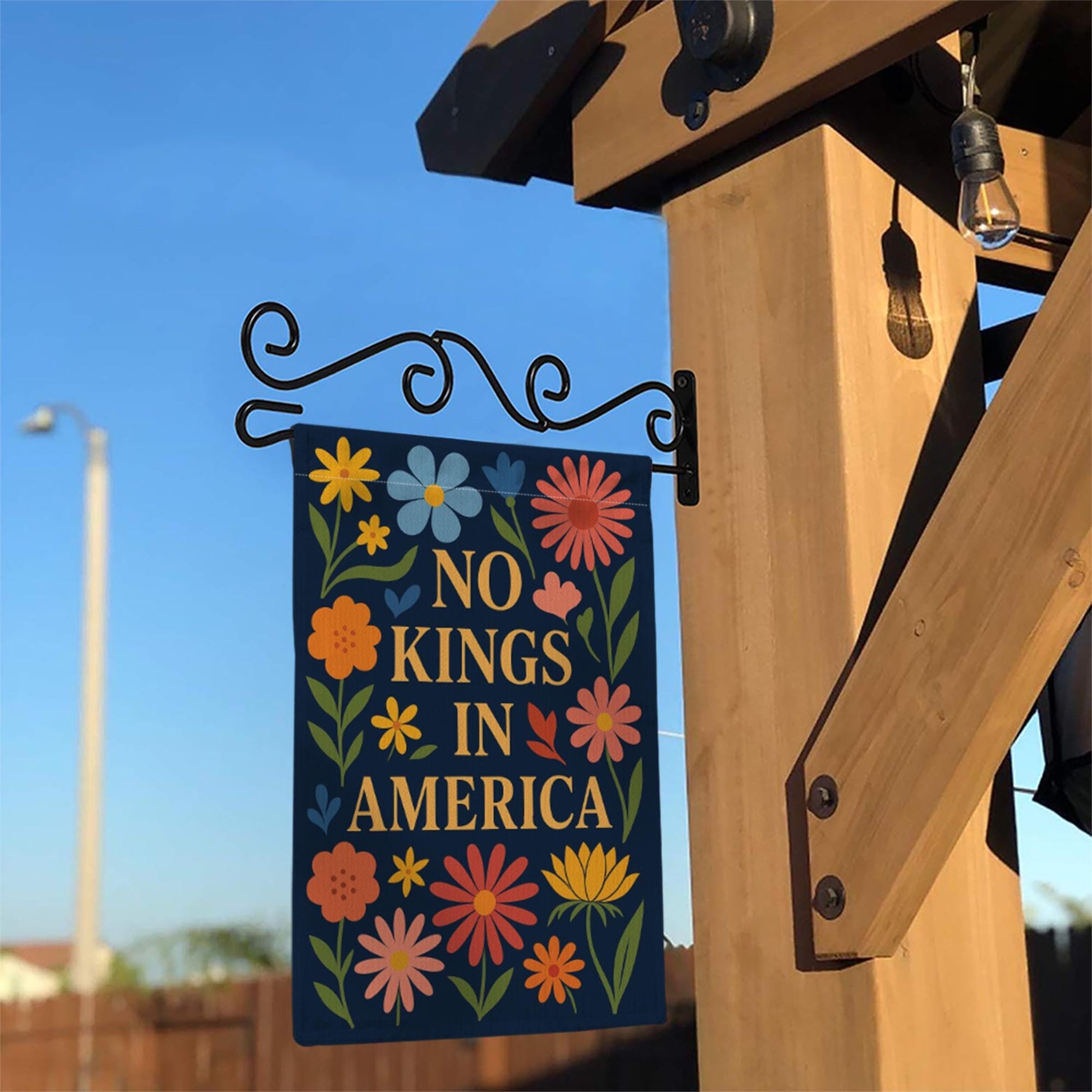 No Kings in America Garden Flag, Bold Patriotic Floral Yard Sign, Modern Liberty Outdoor Decor, Political Statement Banner Gift