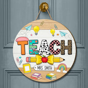 Personalized TEACH Door Sign – Cute Teacher Classroom Decor with Name, Pencil, Books & Lightbulbs – Back to School Gift Idea, Class Decor
