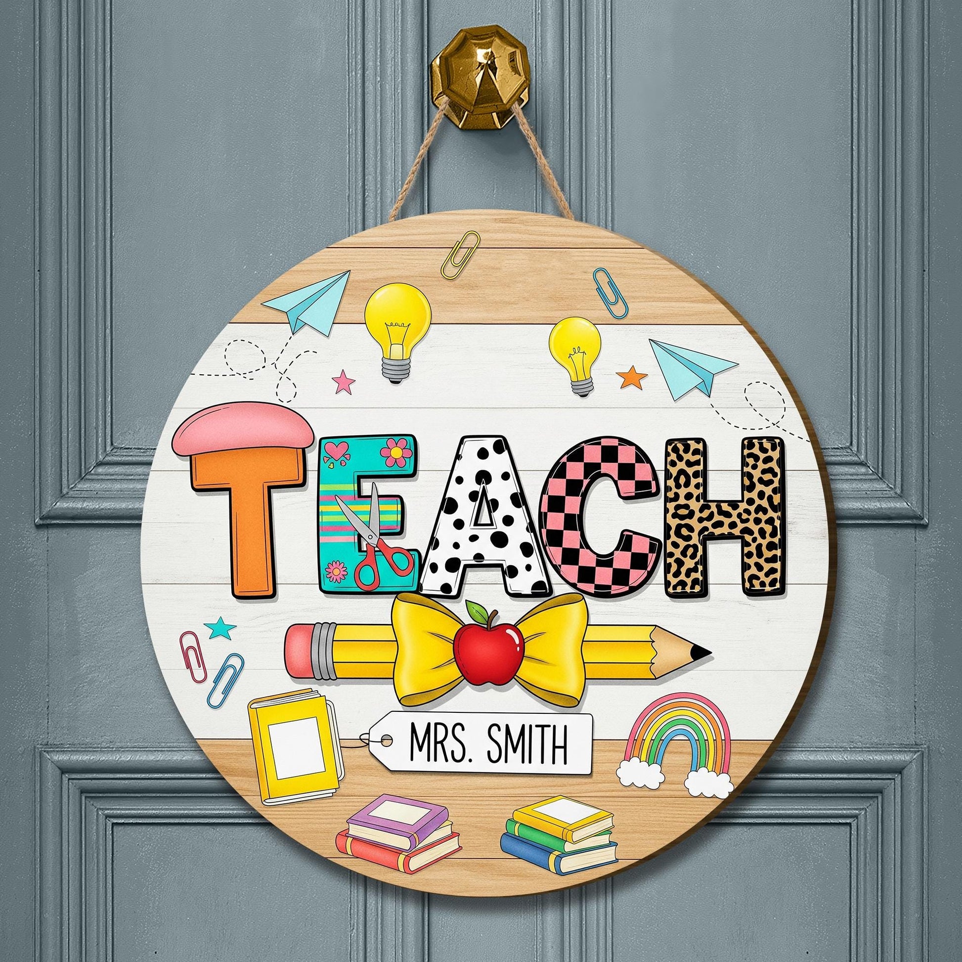 Personalized TEACH Door Sign – Cute Teacher Classroom Decor with Name, Pencil, Books & Lightbulbs – Back to School Gift Idea, Class Decor