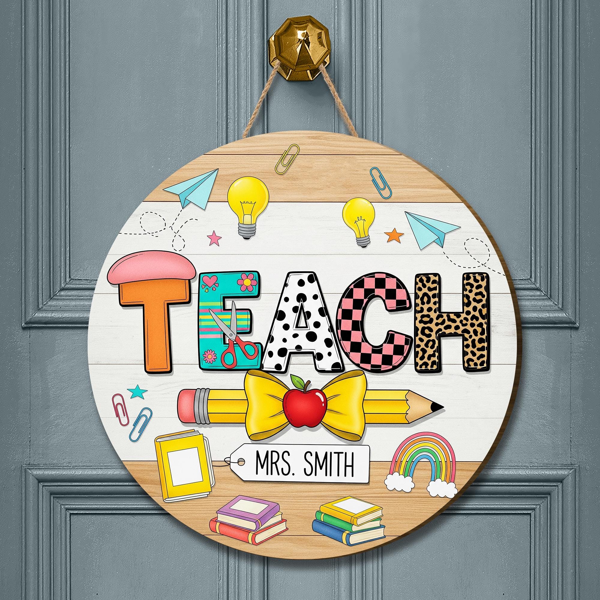 Personalized TEACH Door Sign – Cute Teacher Classroom Decor with Name, Pencil, Books & Lightbulbs – Back to School Gift Idea, Class Decor