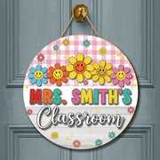 Smiley Flower Teacher Door Sign – Personalized Classroom Decor with Name – Cute Wooden Sign for Back to School or Gift, Floral Door Hanger