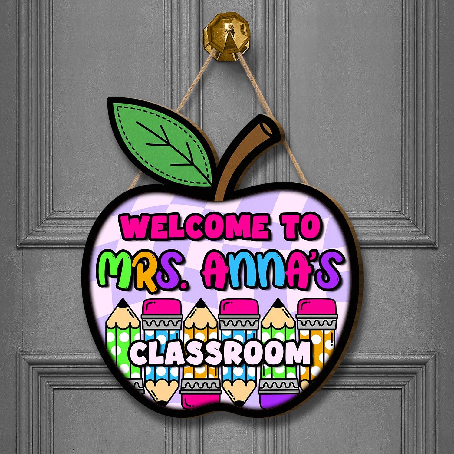 Custom Teacher Welcome Classroom Sign – Personalized Apple Door Hanger with Colorful Pencils, Back to School Teacher Decor, Classroom Decor