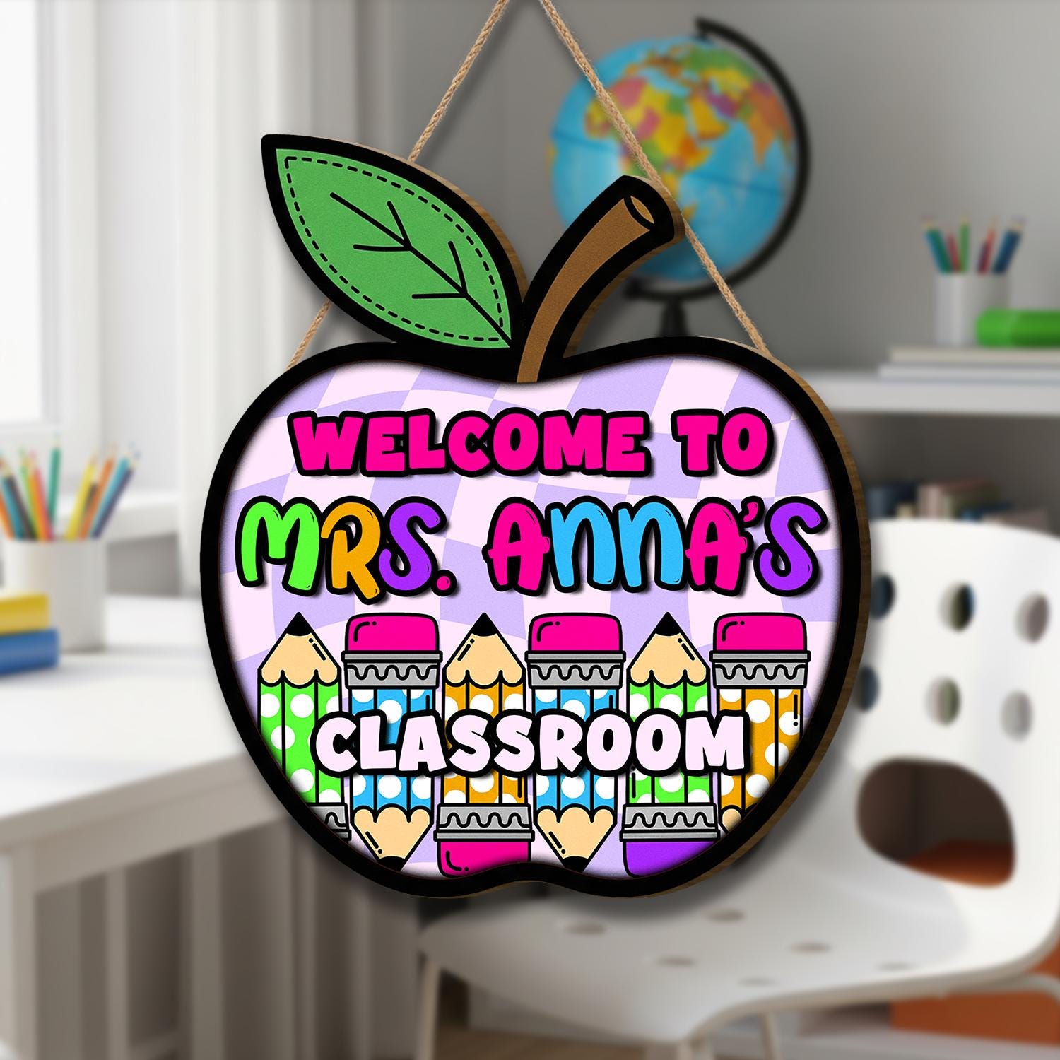 Custom Teacher Welcome Classroom Sign – Personalized Apple Door Hanger with Colorful Pencils, Back to School Teacher Decor, Classroom Decor
