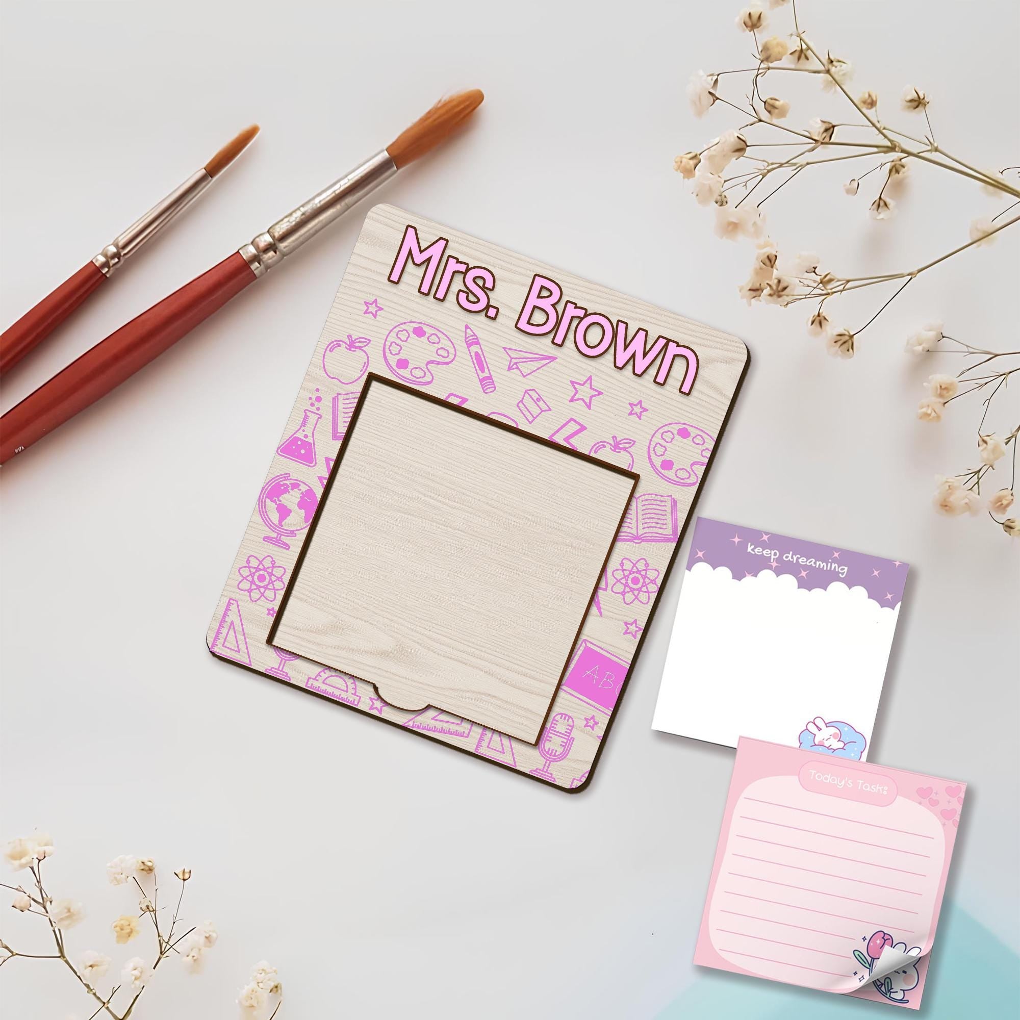 Personalized Teacher Sticky Note Holder Magnet – Custom Name School Icon Design – Classroom To-Do List Organizer for Teachers, Educators