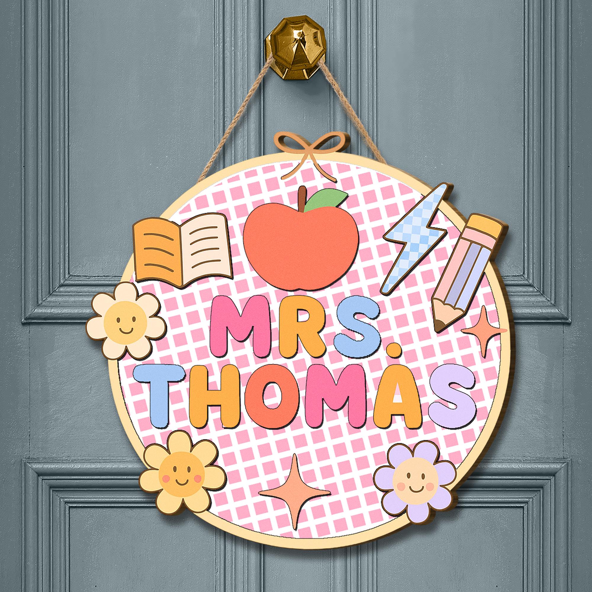 Personalized Teacher Door Sign, Cute Round Classroom Decor with Flowers, Apple, Pencil, Back to School Gift, Teacher Door Sign, School Decor