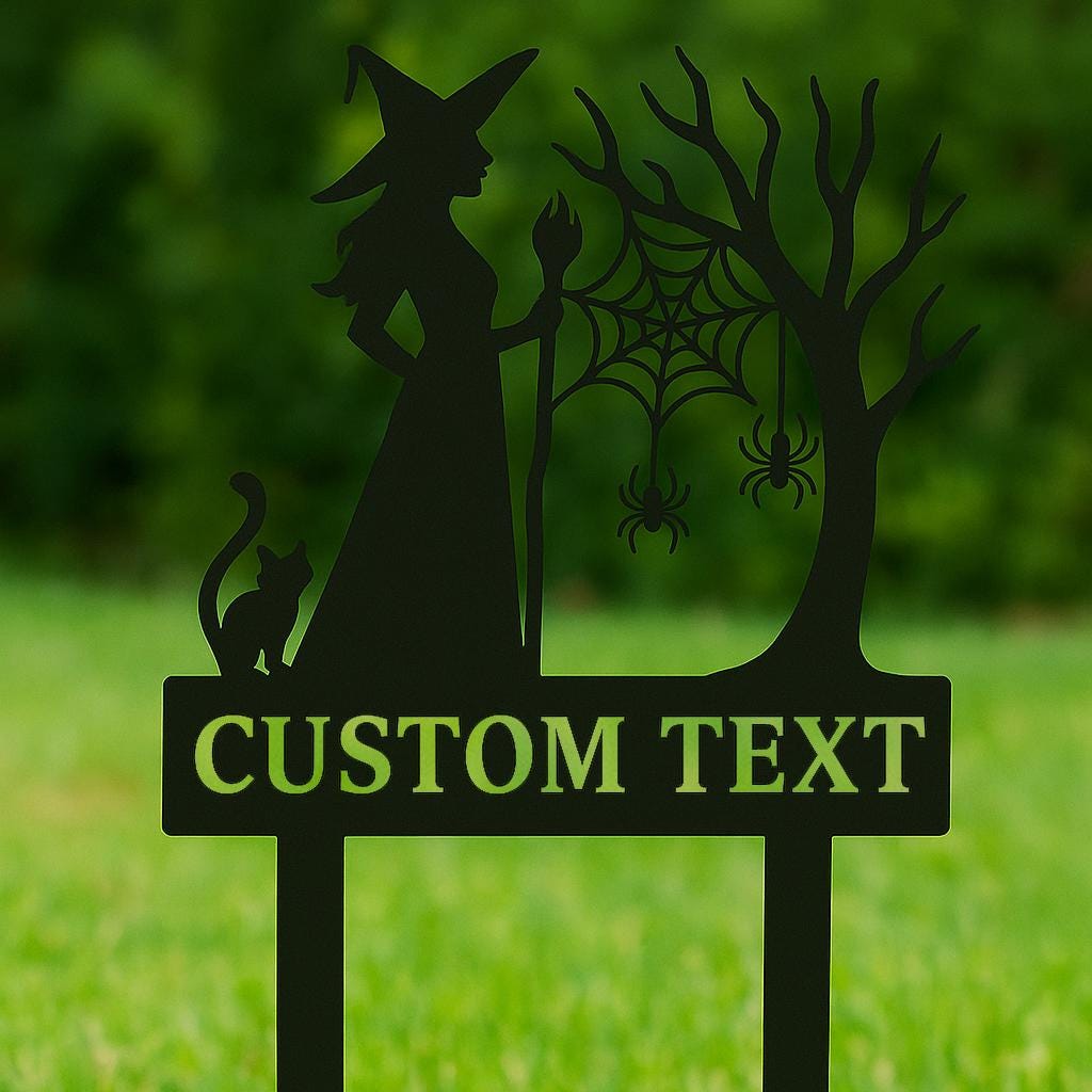Personalized Witch Garden Sign – Custom Halloween Metal Yard Stake with Cat & Spiders, Fall Outdoor Decor, Spooky Season Gift