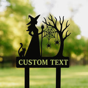 Personalized Witch Garden Sign – Custom Halloween Metal Yard Stake with Cat & Spiders, Fall Outdoor Decor, Spooky Season Gift