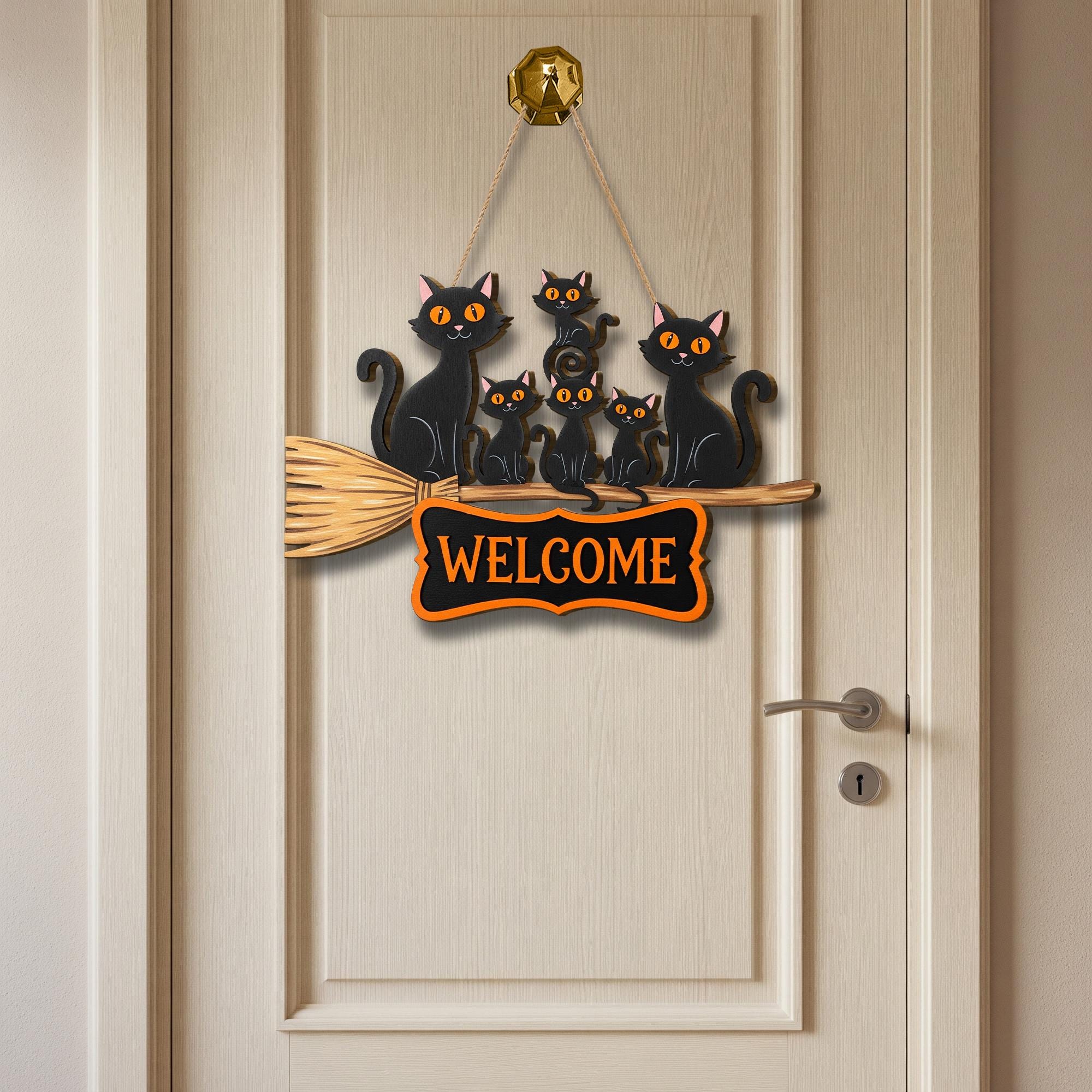 Black Cat Welcome Door Hanger – Halloween Broom Sign, Cute Cat Family Wall Decor, Spooky Fall Porch Decoration, Witchy Home Ornament