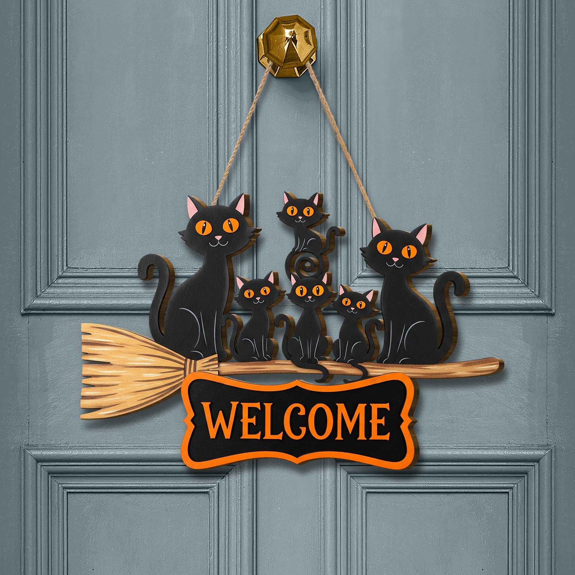 Black Cat Welcome Door Hanger – Halloween Broom Sign, Cute Cat Family Wall Decor, Spooky Fall Porch Decoration, Witchy Home Ornament