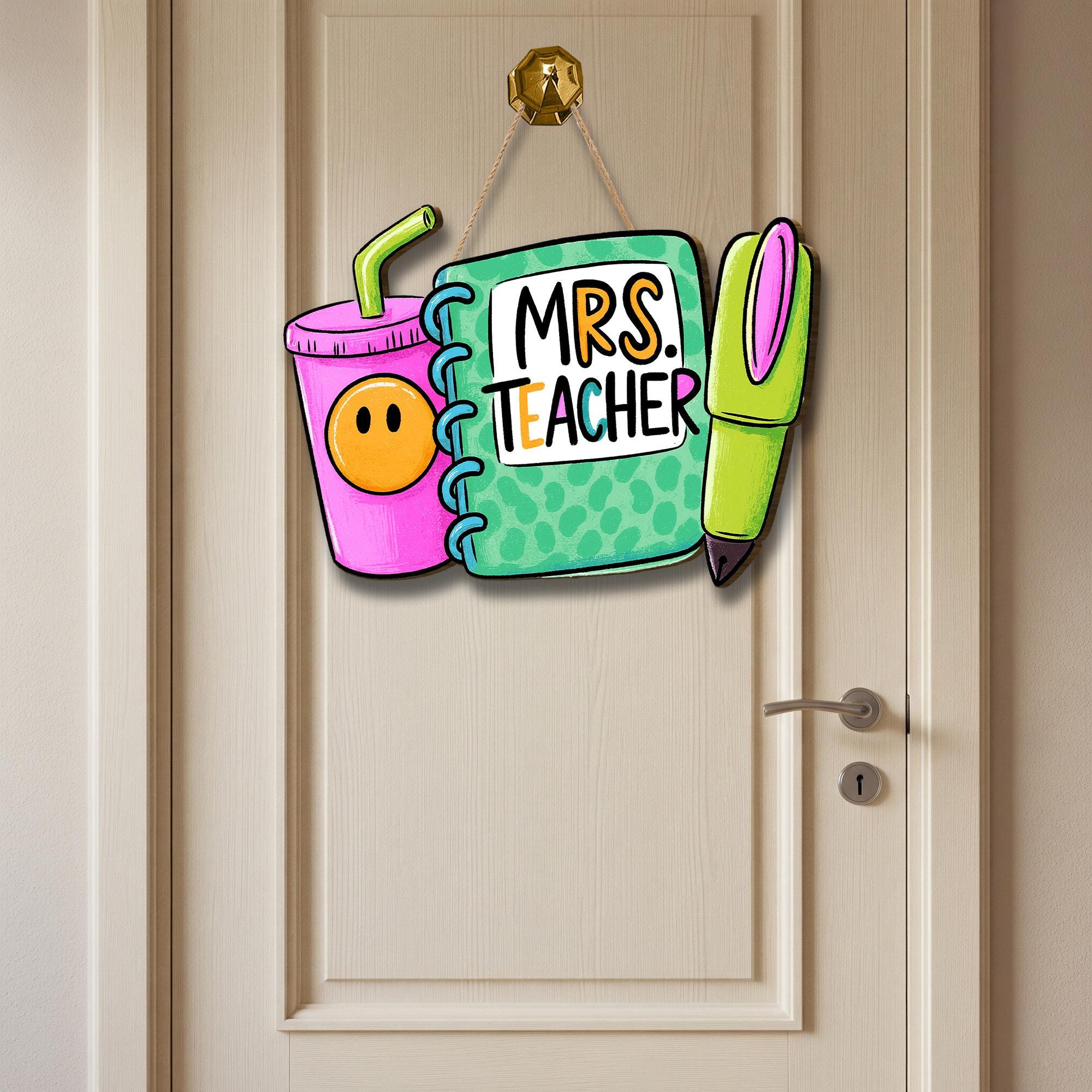 Personalized Teacher Door Sign – Cute Notebook, Pen, Tumbler Classroom Decor, Back to School Gift for Teachers, Custom Name Hanger
