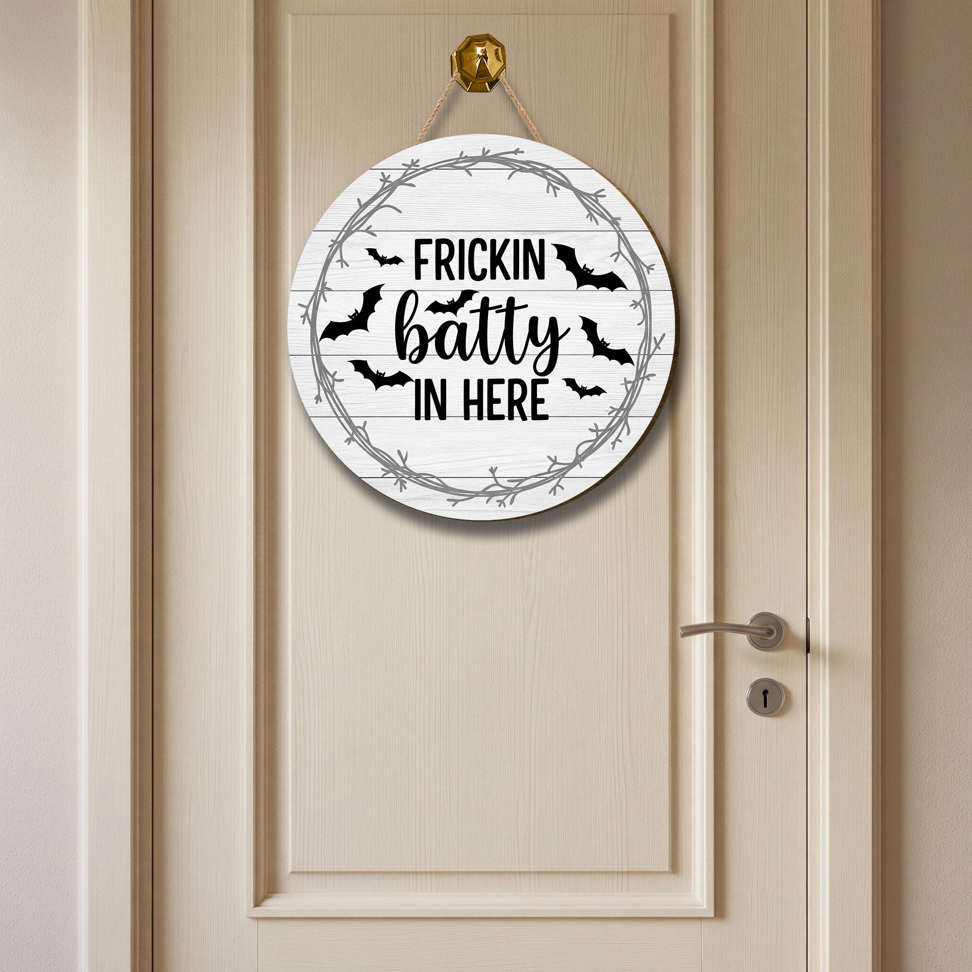Frickin Batty In Here Door Sign – Funny Halloween Sign with Bats, Rustic Fall Porch Decor, Spooky Wall Hanging, Halloween Wreath Home Decor