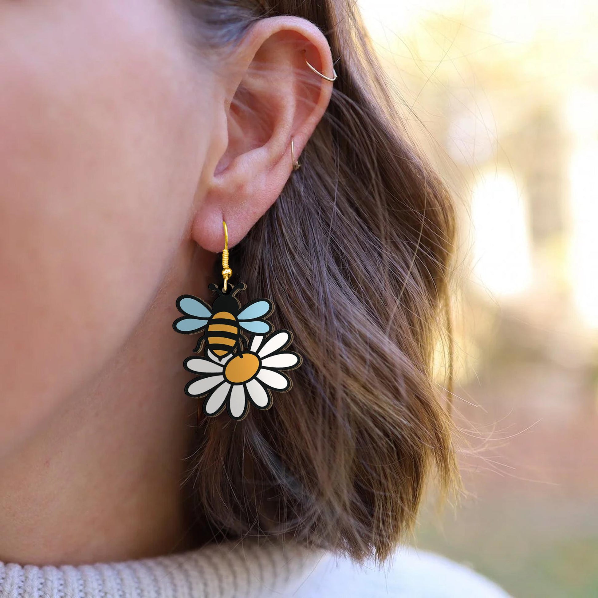 Bee and Daisy Acrylic Earrings – Cute Spring Dangle Earrings, Garden Insect Jewelry, Fun Nature Gift for Her, Lightweight Summer Style