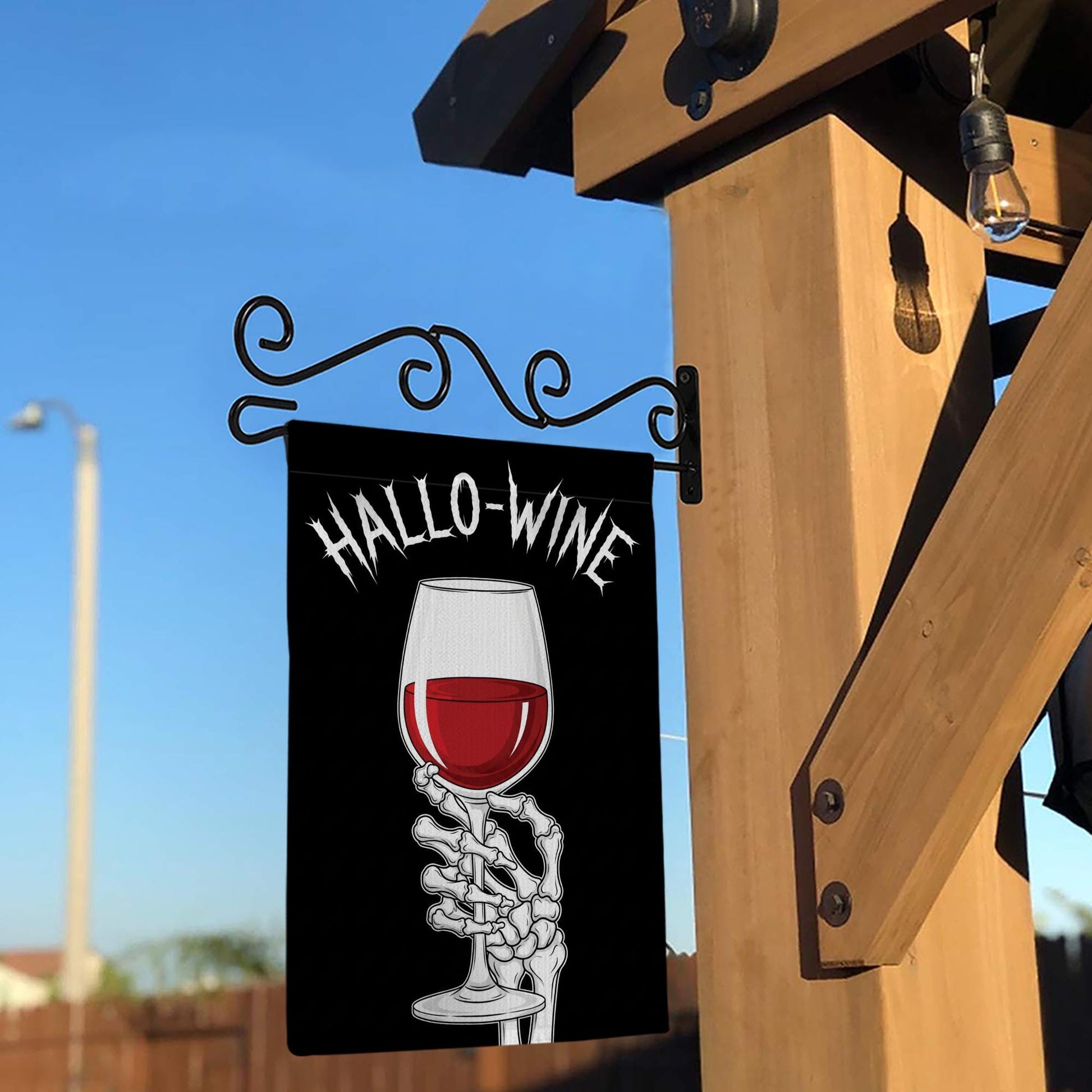 Hallo-Wine Garden Flag – Funny Skeleton Wine Halloween Yard Decor – Spooky Wine Lover Gift – Halloween Outdoor Flag for Witches