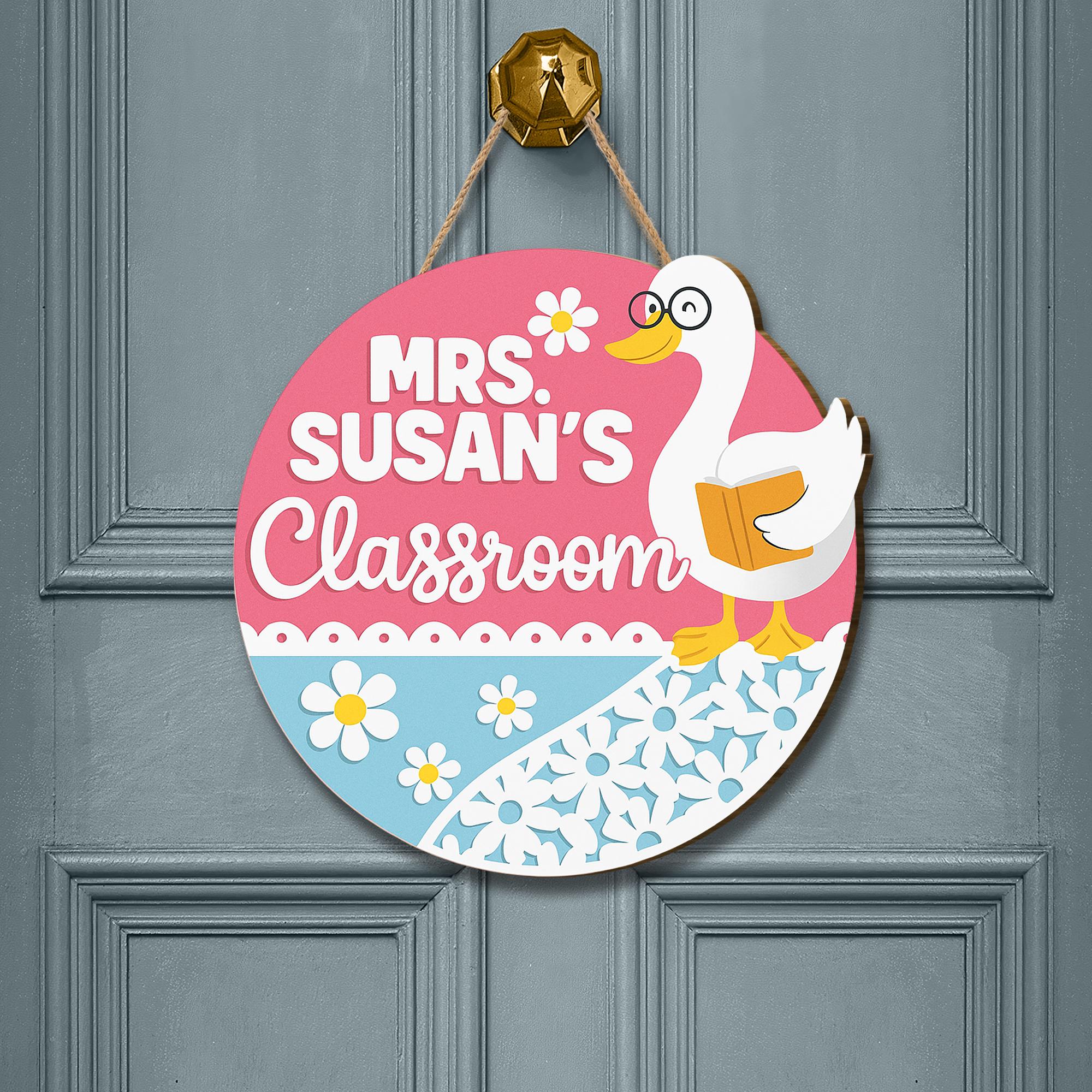 Goose Teacher Classroom Sign - Teacher Custom Name Round Door Hanger for School, Cute Goose Name Sign for Teachers, Classroom Decor Gift