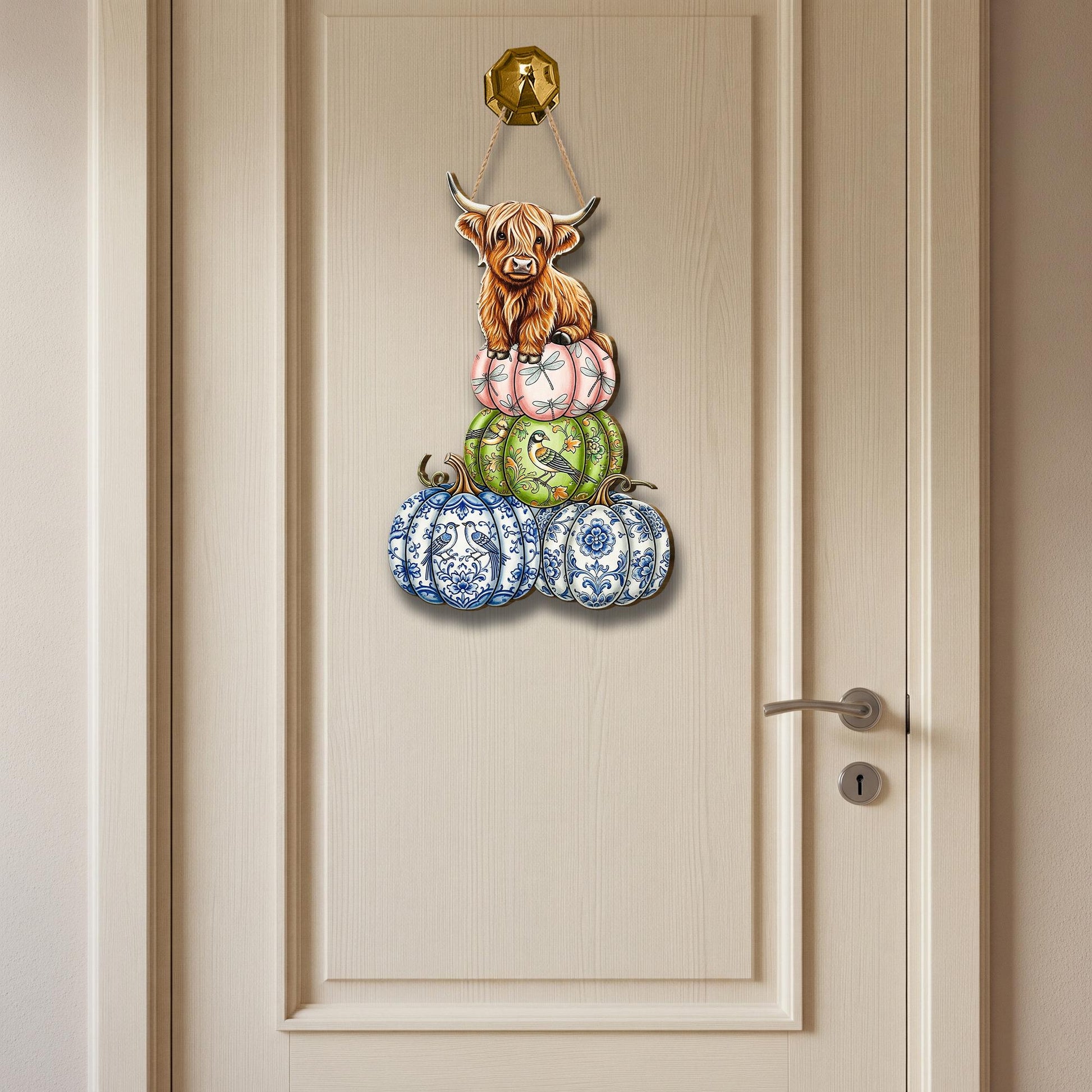 Highland Cow Pumpkin Wooden Door Sign – Fall Farmhouse Wall Decor, Rustic Cow Autumn Porch Sign, Country Pumpkin Stack Art