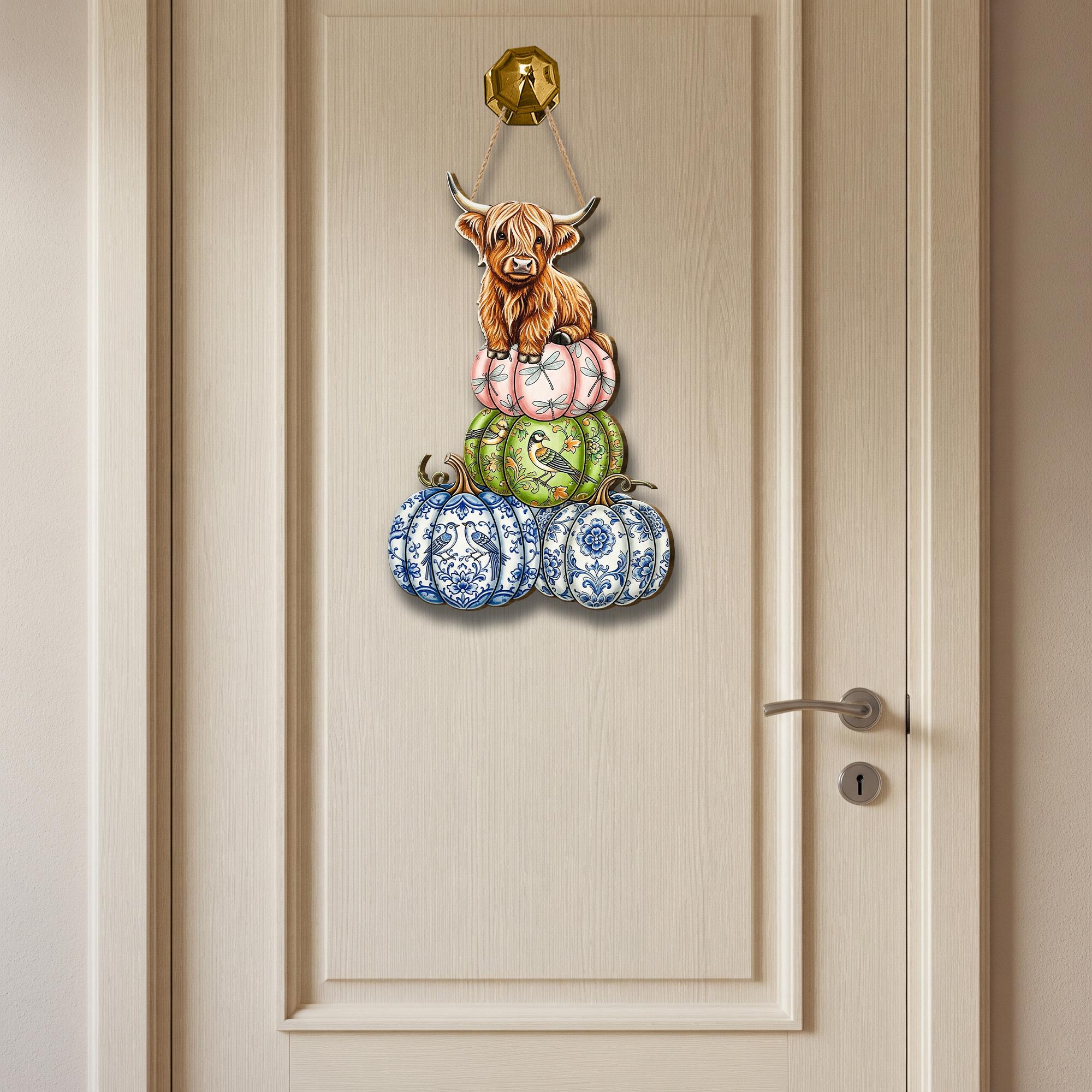 Highland Cow Pumpkin Wooden Door Sign – Fall Farmhouse Wall Decor, Rustic Cow Autumn Porch Sign, Country Pumpkin Stack Art